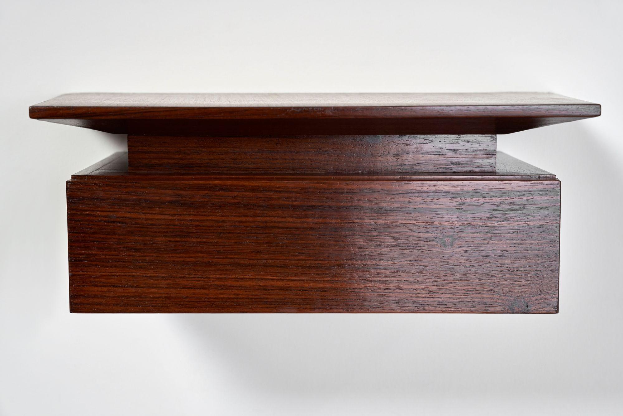 Paire de petites tables de nuit flottantes à un tiroir en bois de rose de style moderne danois en vente 1