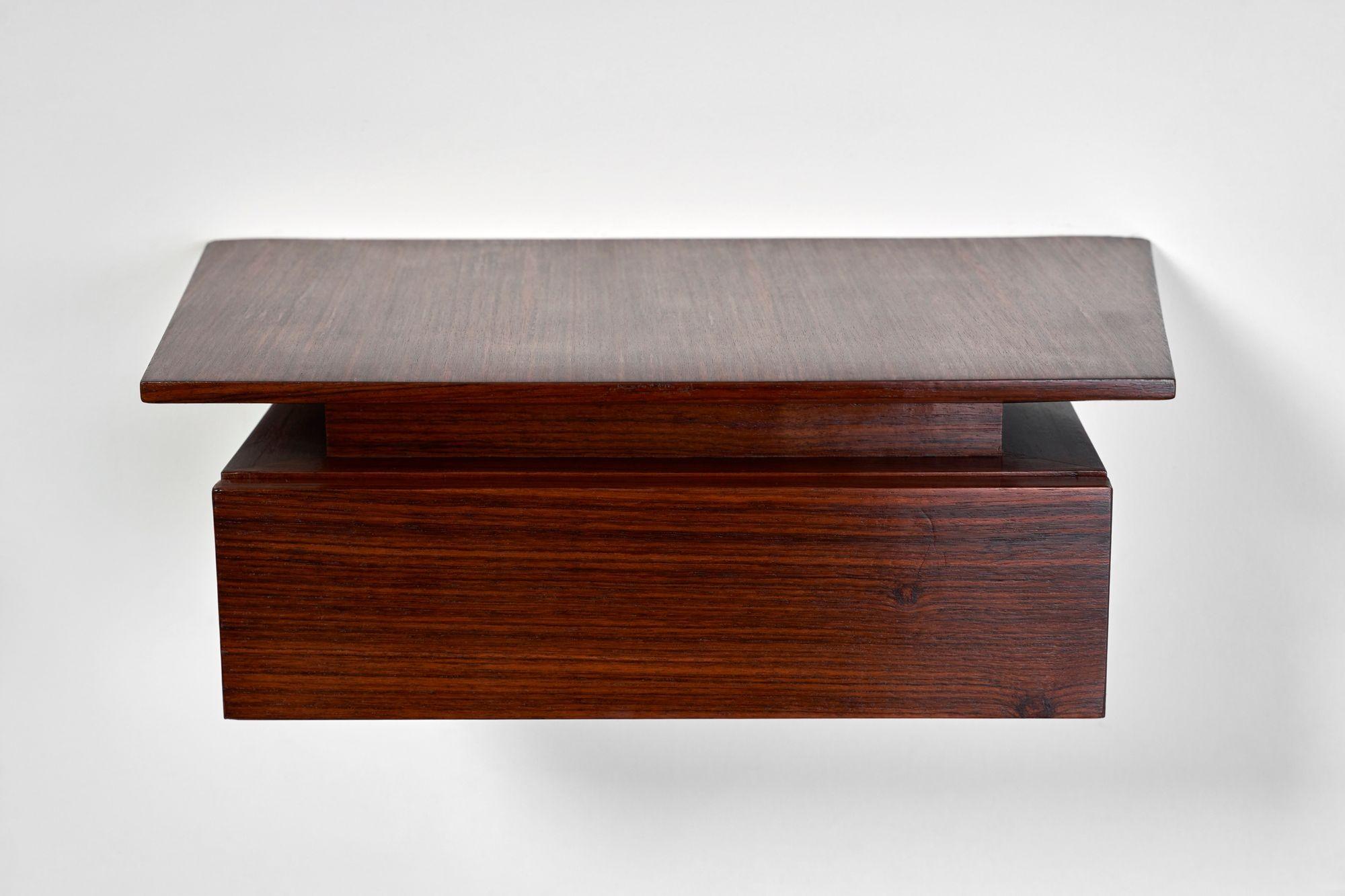 Paire de petites tables de nuit flottantes à un tiroir en bois de rose de style moderne danois en vente 2