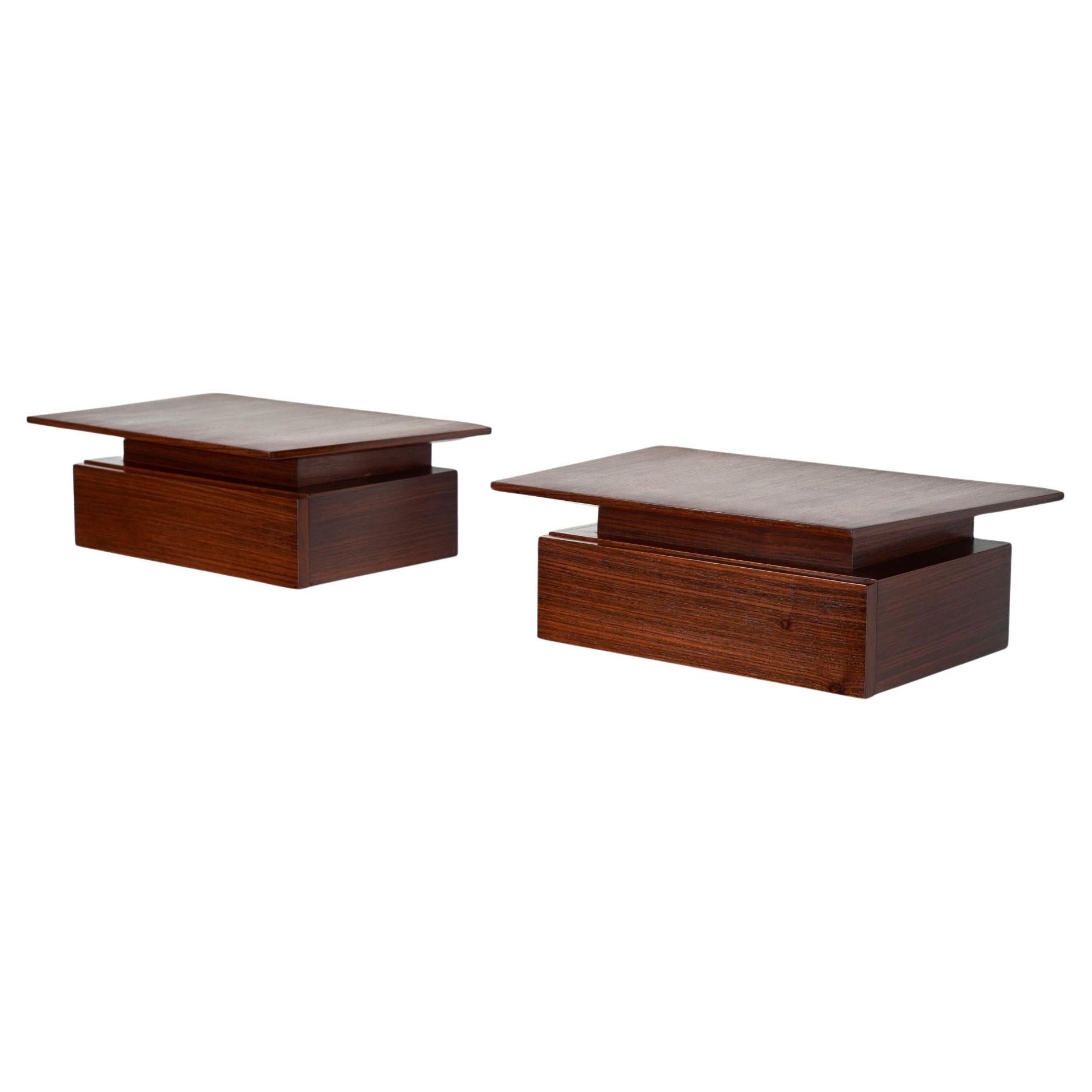 Paire de petites tables de nuit flottantes à un tiroir en bois de rose de style moderne danois