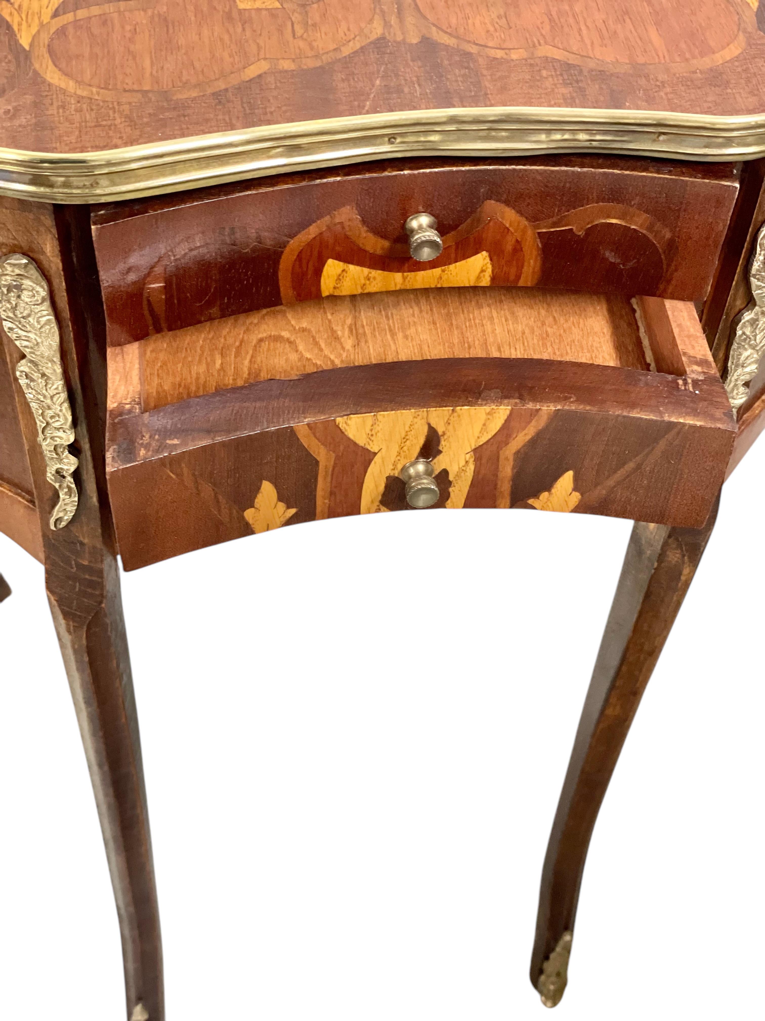 Pair of Petite Decorative Side Tables In Good Condition For Sale In LA CIOTAT, FR