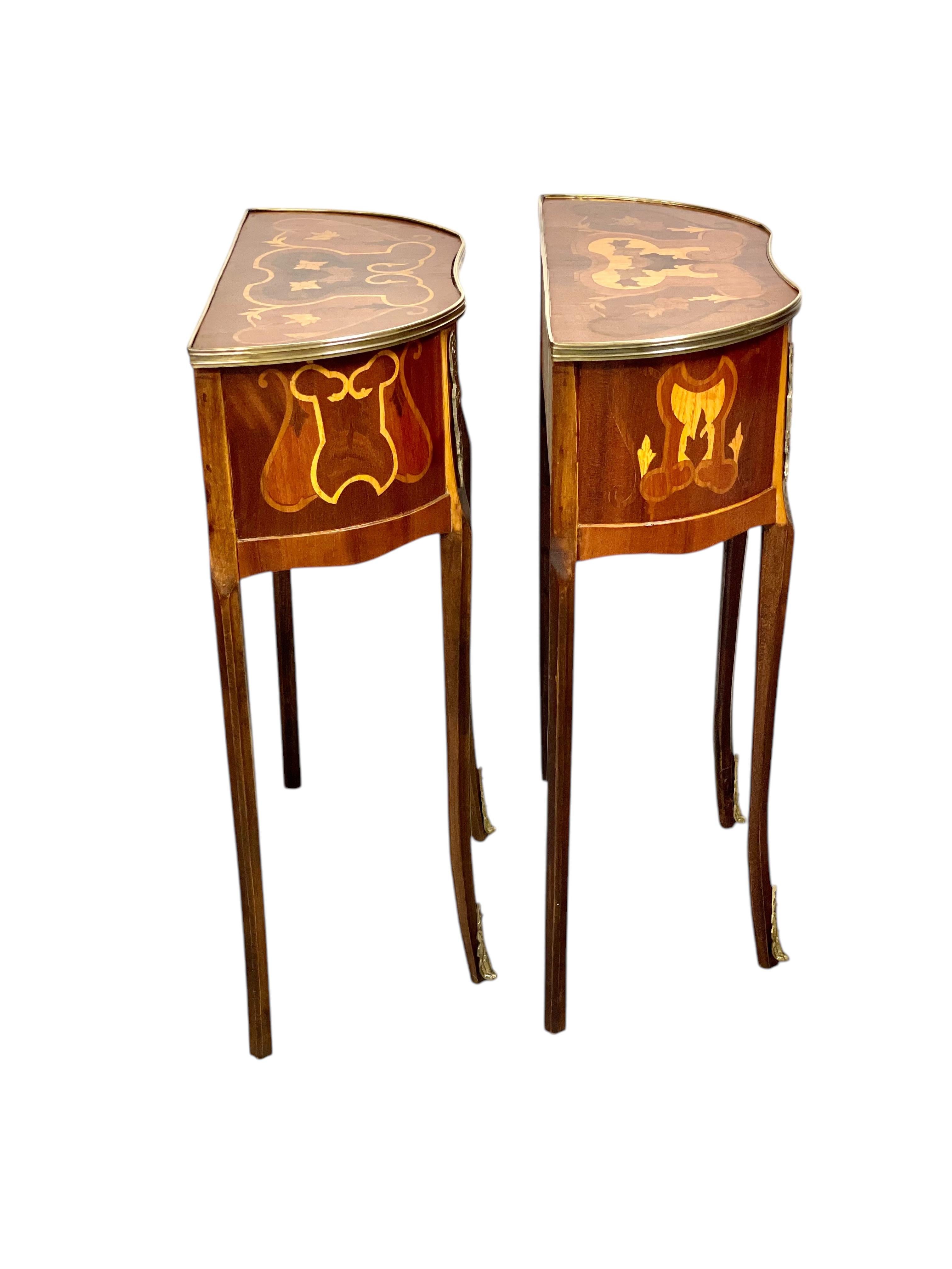 Contemporary Pair of Petite Decorative Side Tables For Sale