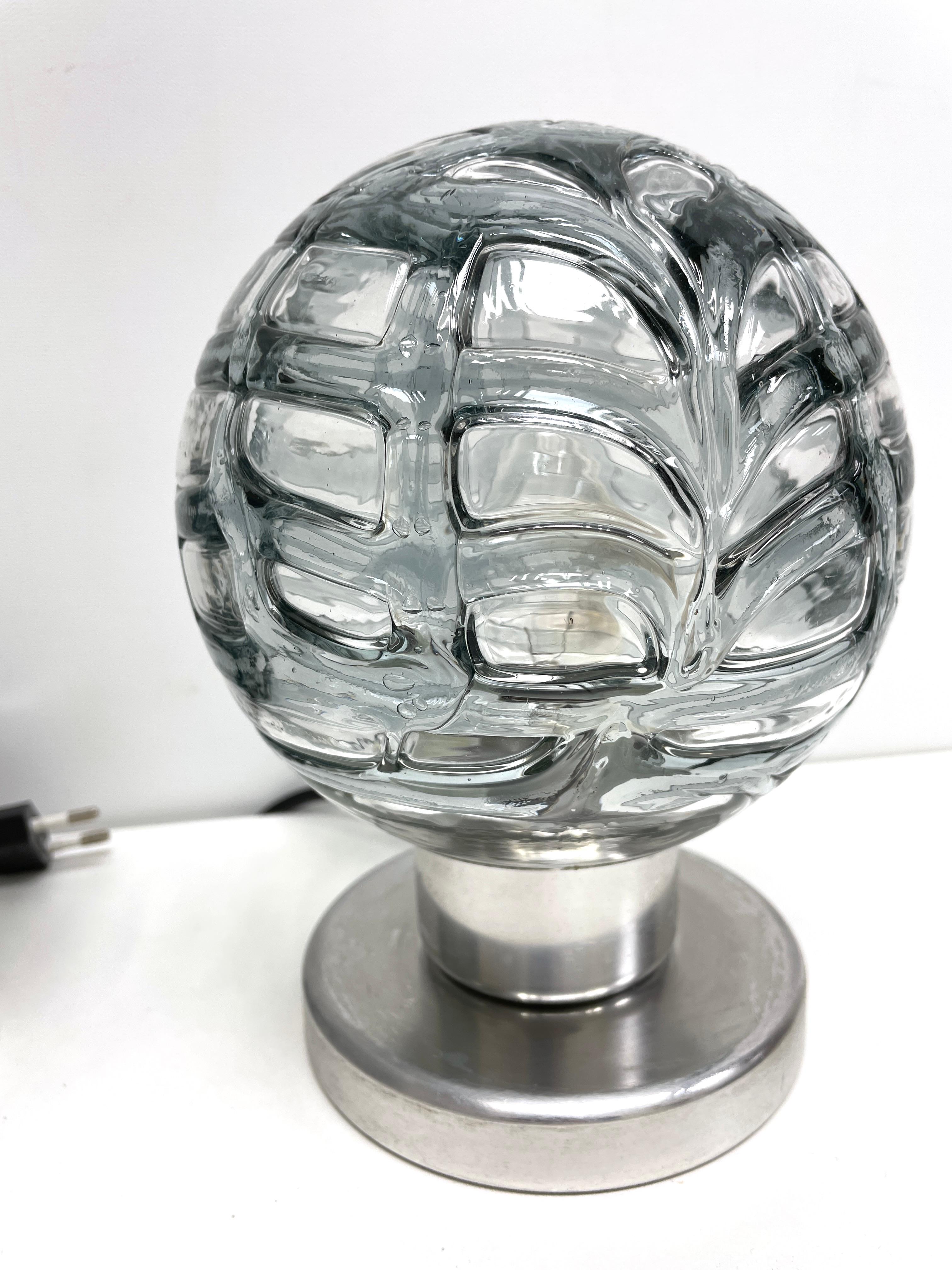 Paar kleine Doria Leuchten-Kugel-Tischlampen aus organischem Glas, 1960er Jahre, Deutsch im Zustand „Gut“ im Angebot in Nuernberg, DE