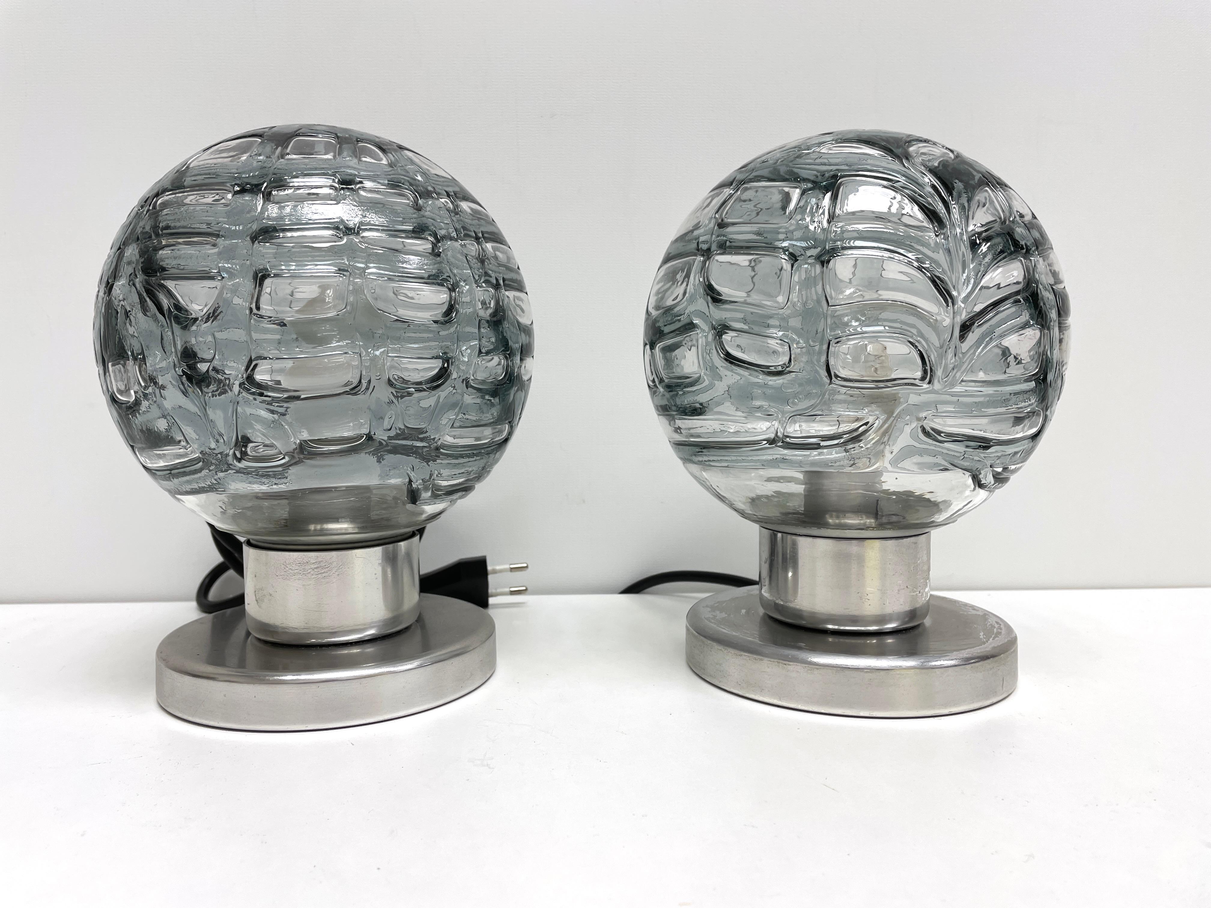 Paar kleine Doria Leuchten-Kugel-Tischlampen aus organischem Glas, 1960er Jahre, Deutsch (Mitte des 20. Jahrhunderts) im Angebot