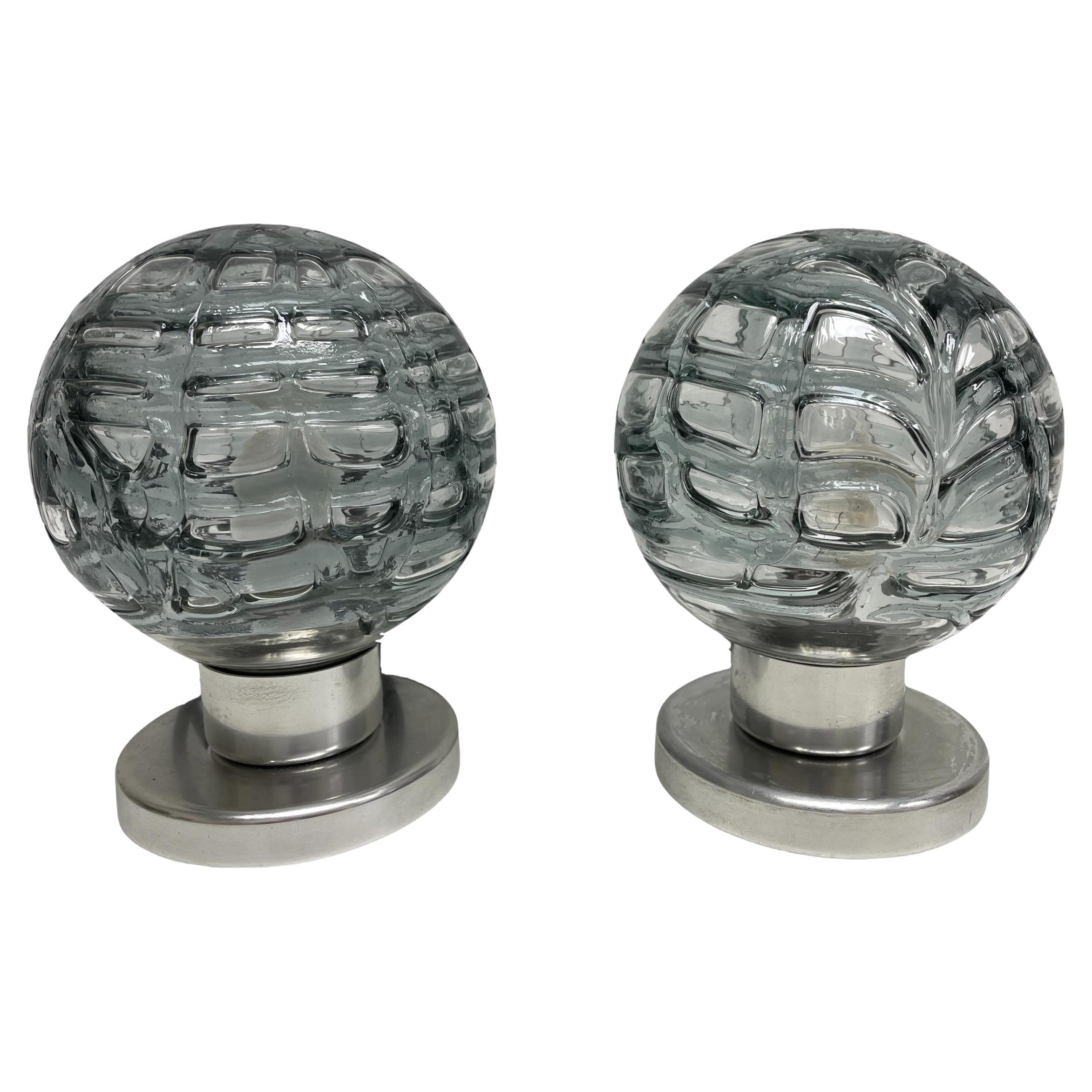 Paar kleine Doria Leuchten-Kugel-Tischlampen aus organischem Glas, 1960er Jahre, Deutsch