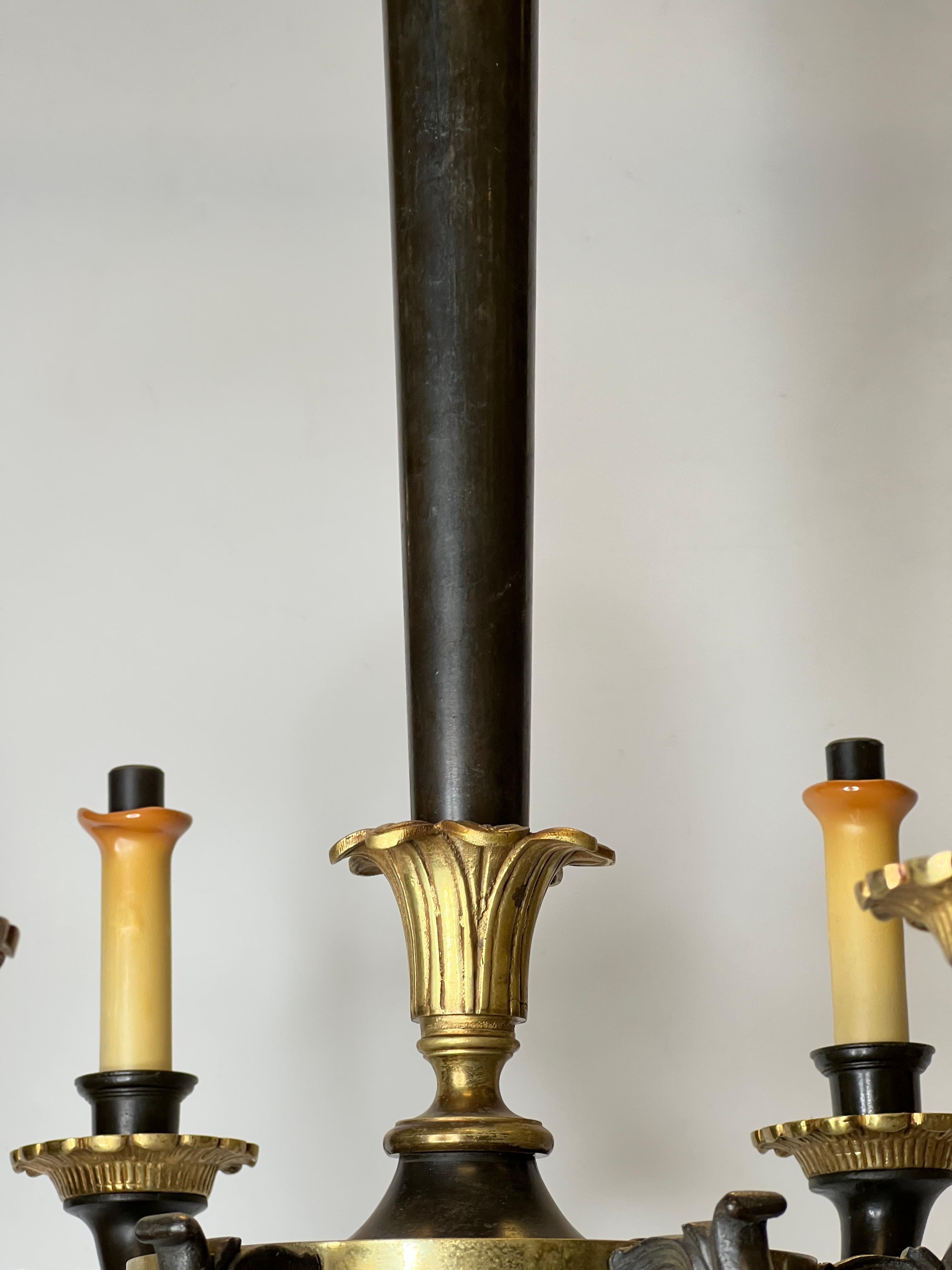 Paar kleine Kronleuchter aus patinierter und vergoldeter Bronze im Empire-Stil im Angebot 7