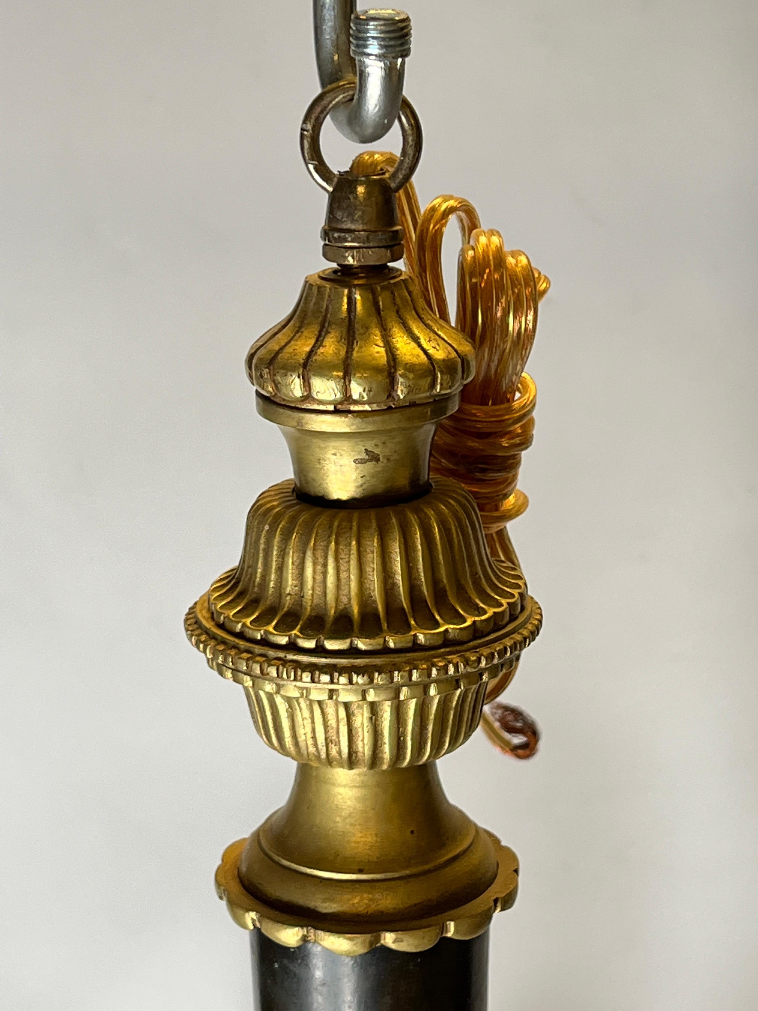 Paar kleine Kronleuchter aus patinierter und vergoldeter Bronze im Empire-Stil im Angebot 8