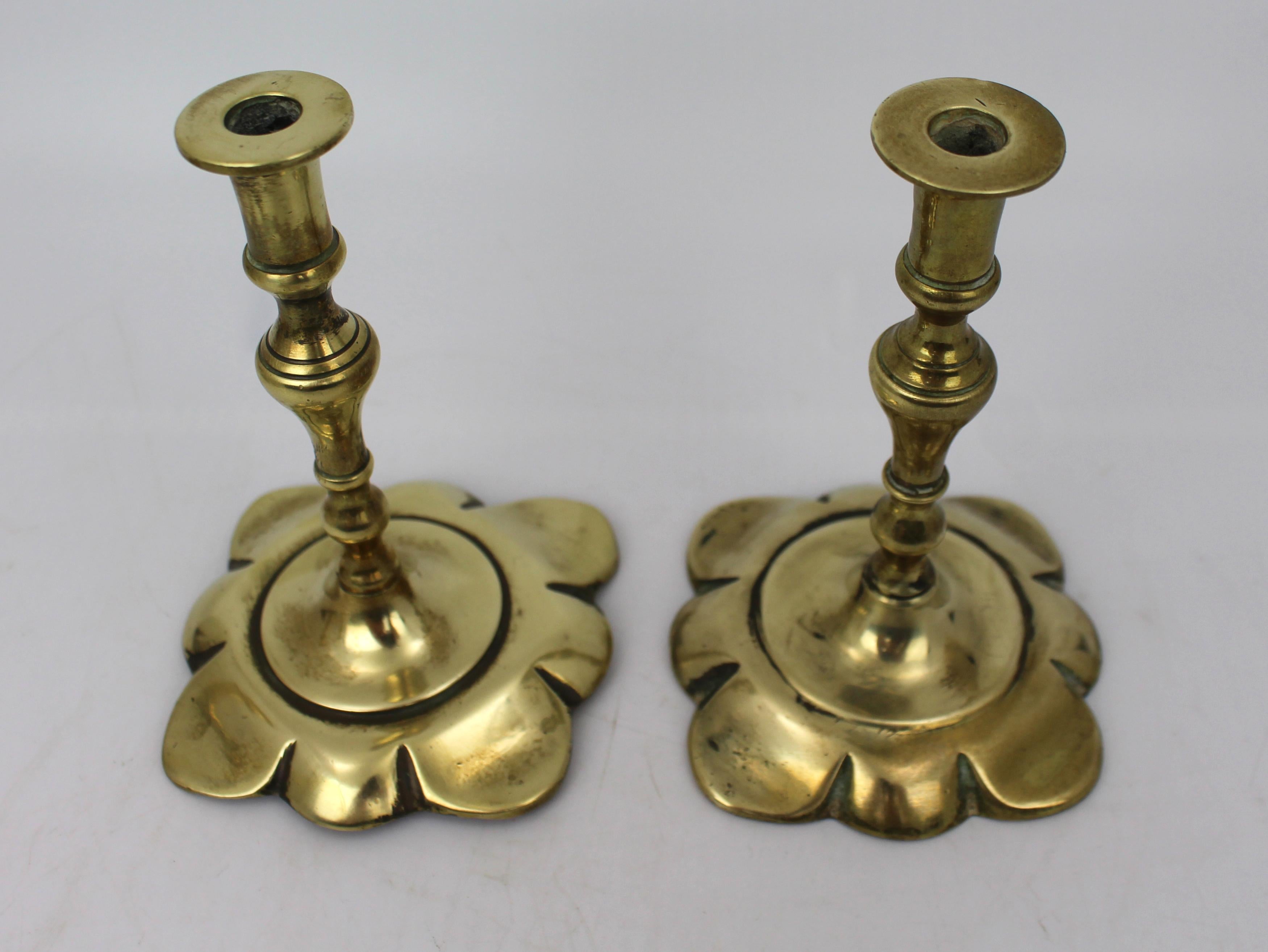 European Pair of Petite English Brass Petal-Base Candlesticks, circa 1900 For Sale