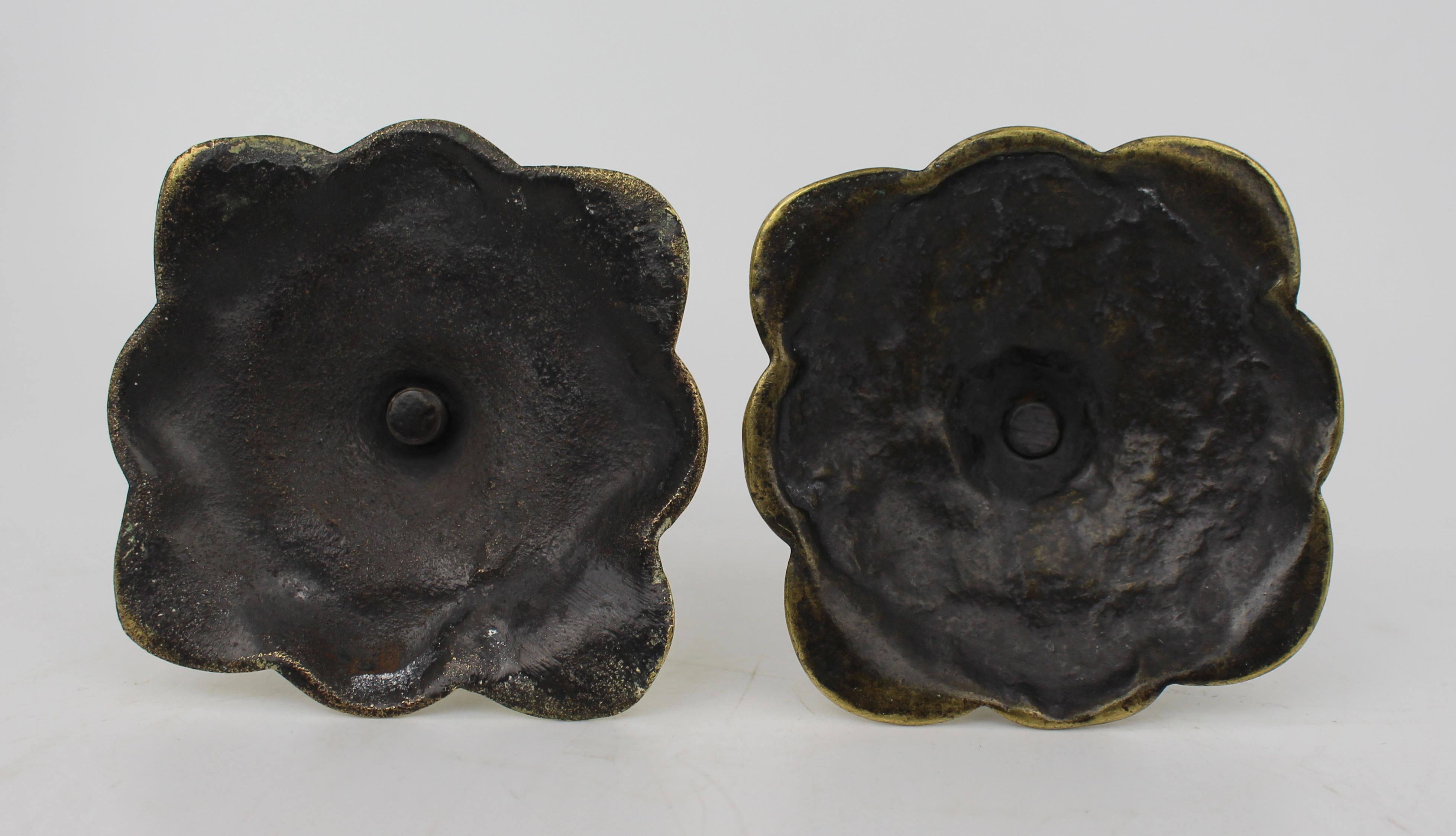 Pair of Petite English Brass Petal-Base Candlesticks, circa 1900 In Good Condition For Sale In Worcester, GB