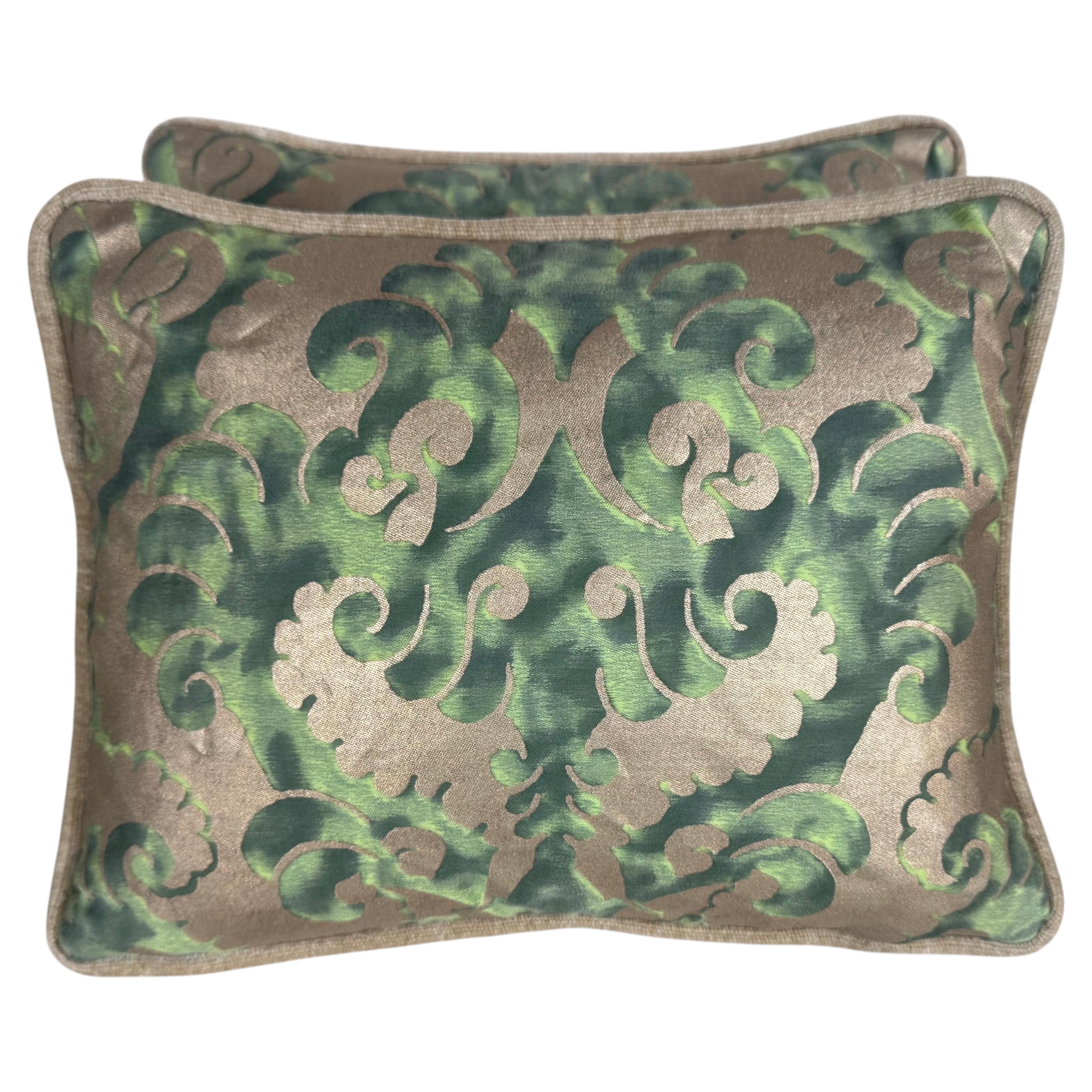 Lot de deux petits coussins Fortuny, en coton et velours, motif céladon, neufs