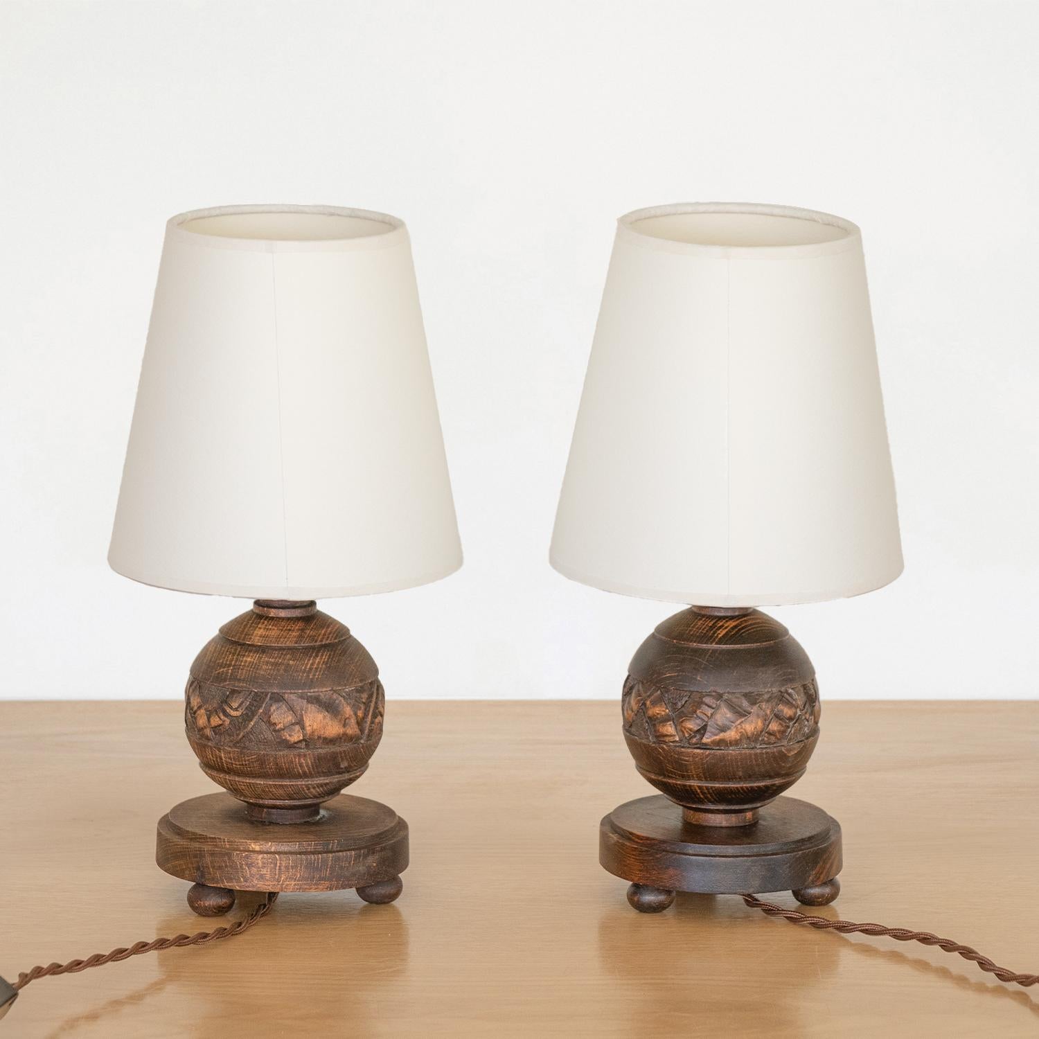 20ième siècle Paire de petites lampes françaises à boules sculptées en vente