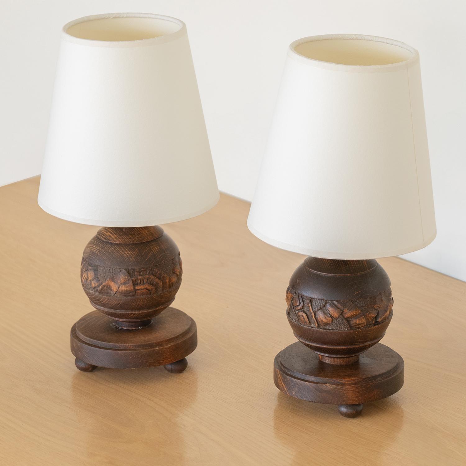 Paire de petites lampes françaises à boules sculptées en vente 2