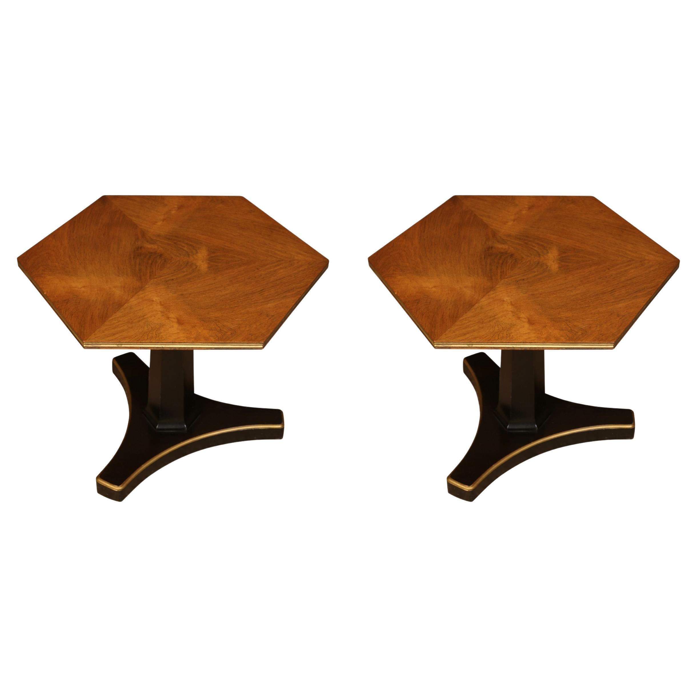 Paire de petites tables d'appoint hexagonales Regency en bois d'ébène avec plateau en noyer