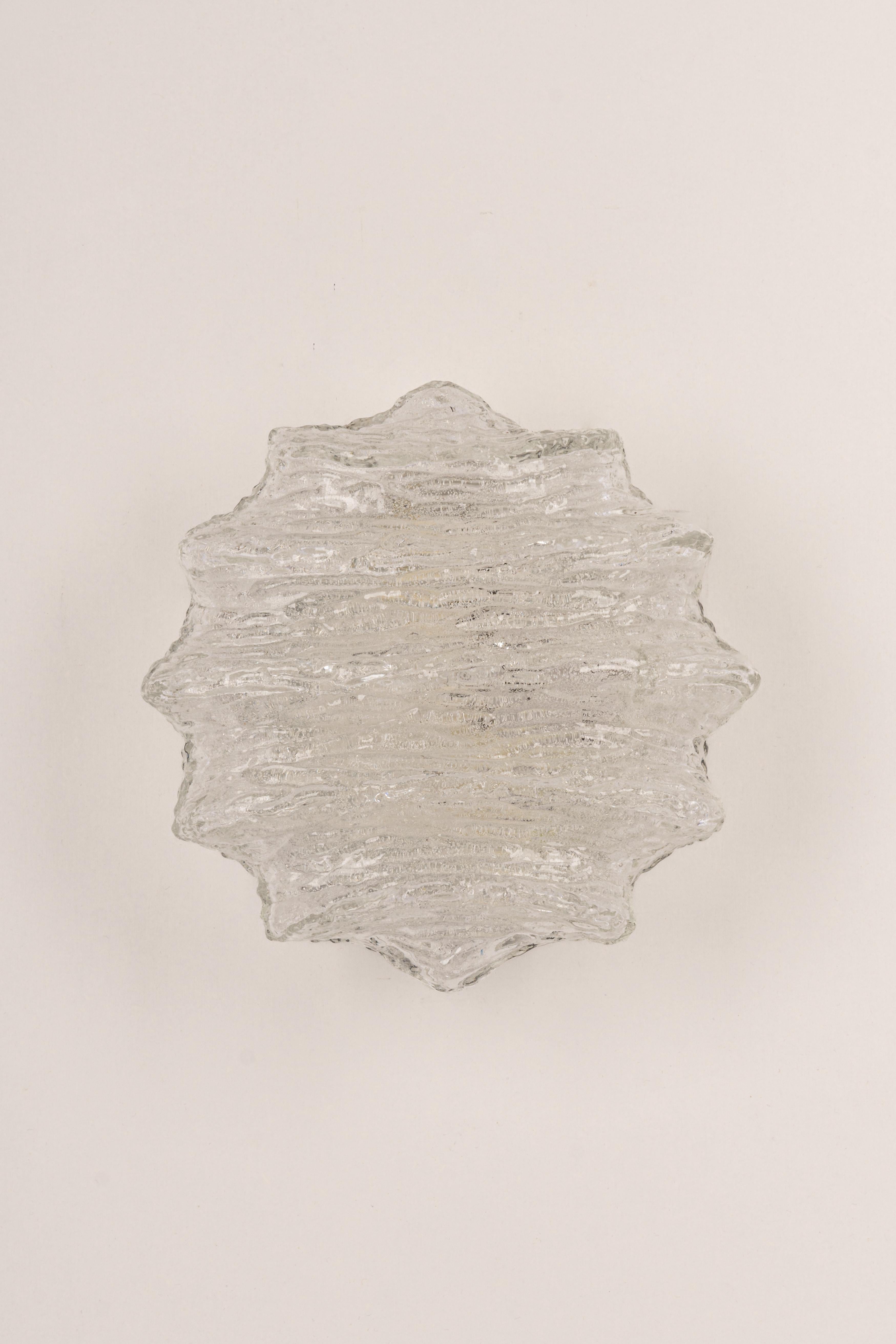 Merveilleuse applique murale, de Limburg Glashütte, Allemagne, vers 1960-1970. Verre à glace sur une base en métal noir.

De grande qualité et en très bon état. Nettoyé, bien câblé et prêt à l'emploi. 
Chaque luminaire nécessite 1 x E14 petites