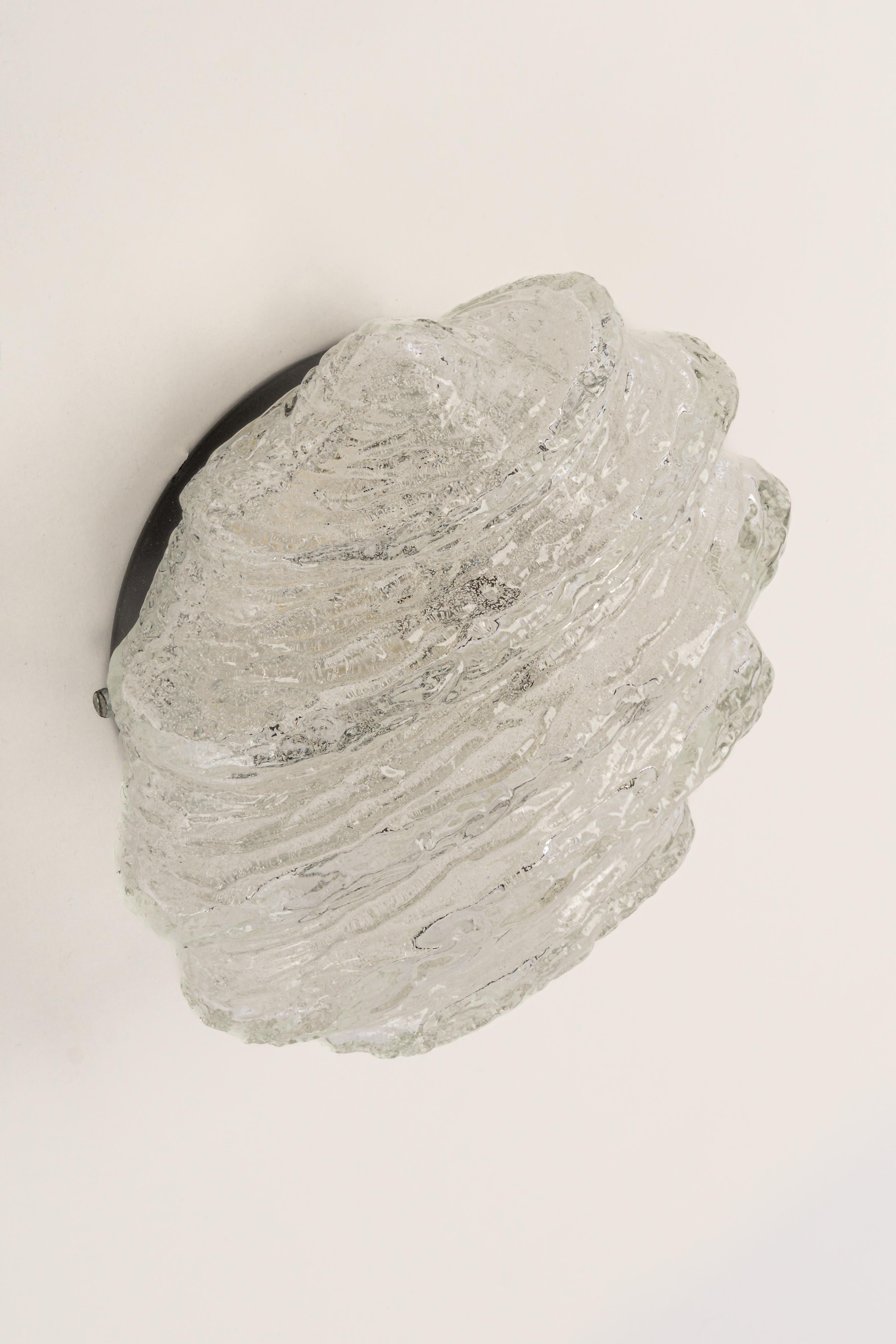 Milieu du XXe siècle Paire de petites appliques en verre glacé de Limburg, Allemagne en vente