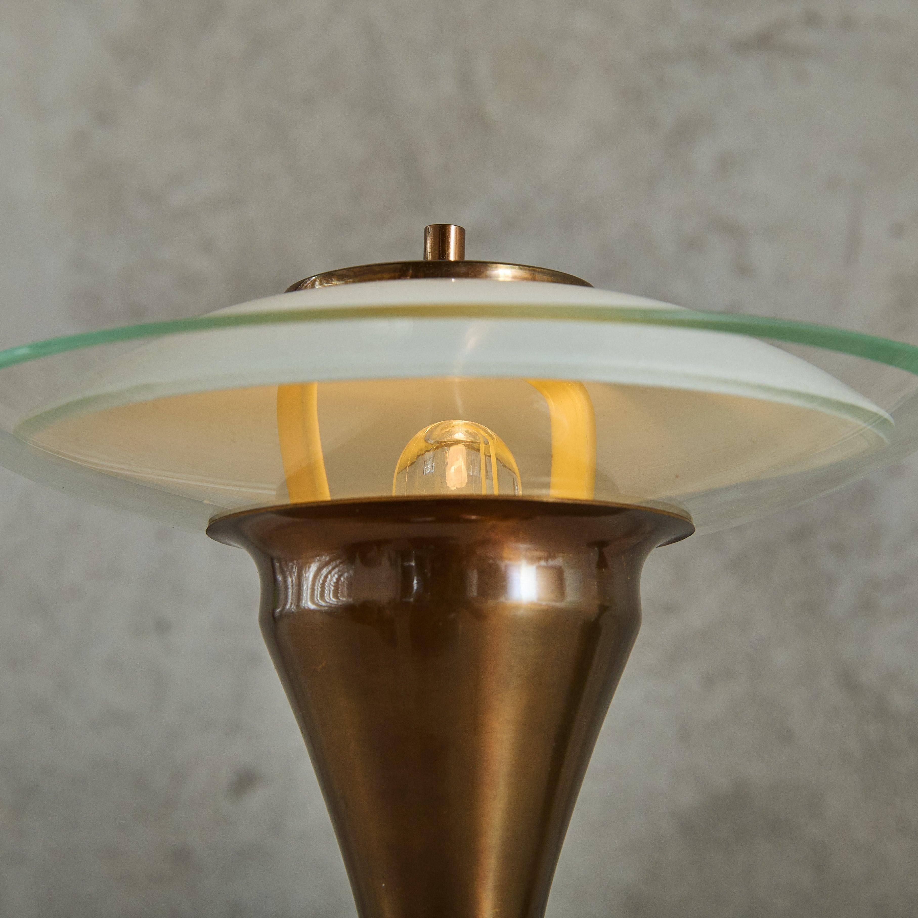 Zwei zierliche italienische A Space Age Tischlampen, 1950er Jahre im Zustand „Gut“ im Angebot in Chicago, IL