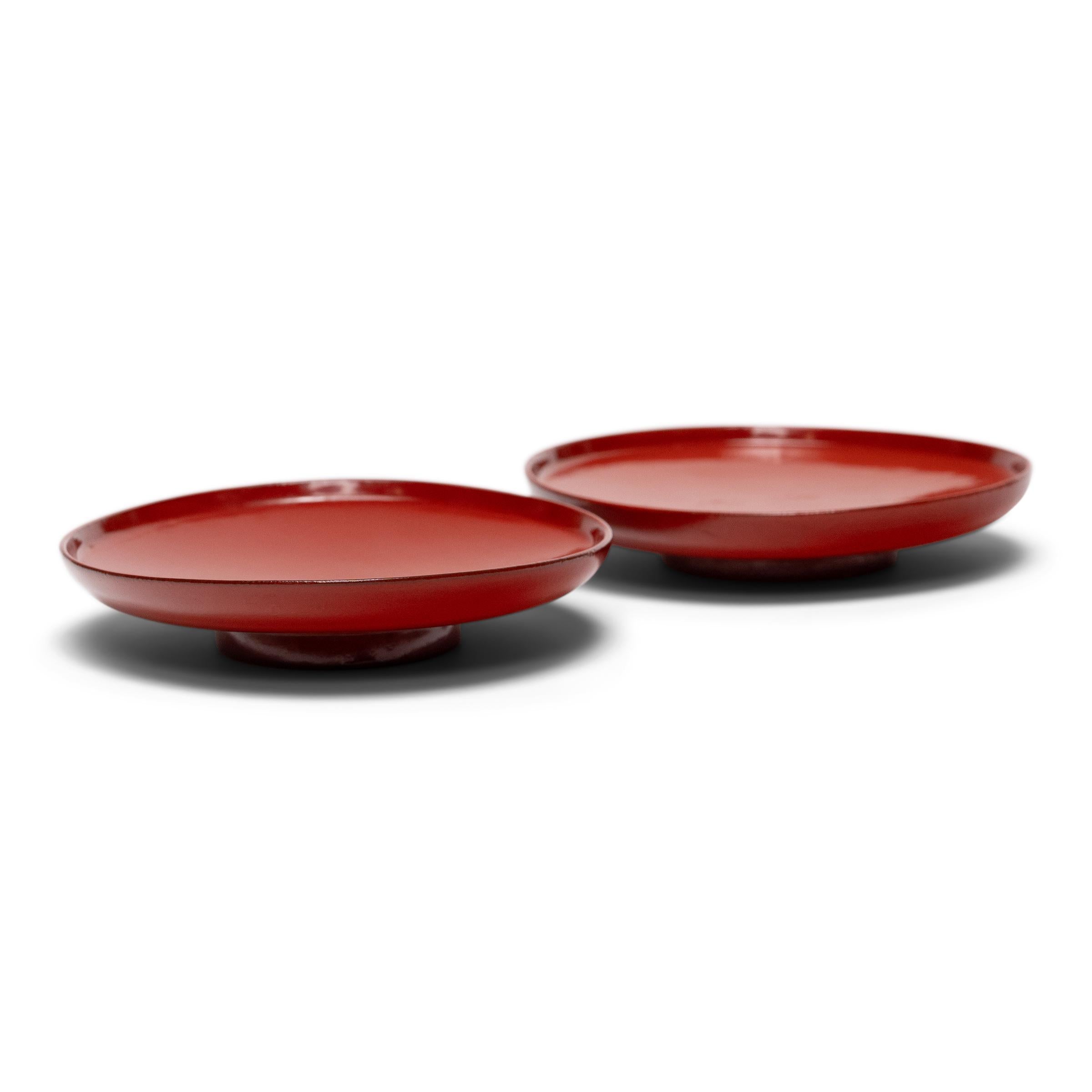 Meiji Coppia di piccoli piatti giapponesi in lacca rossa in vendita