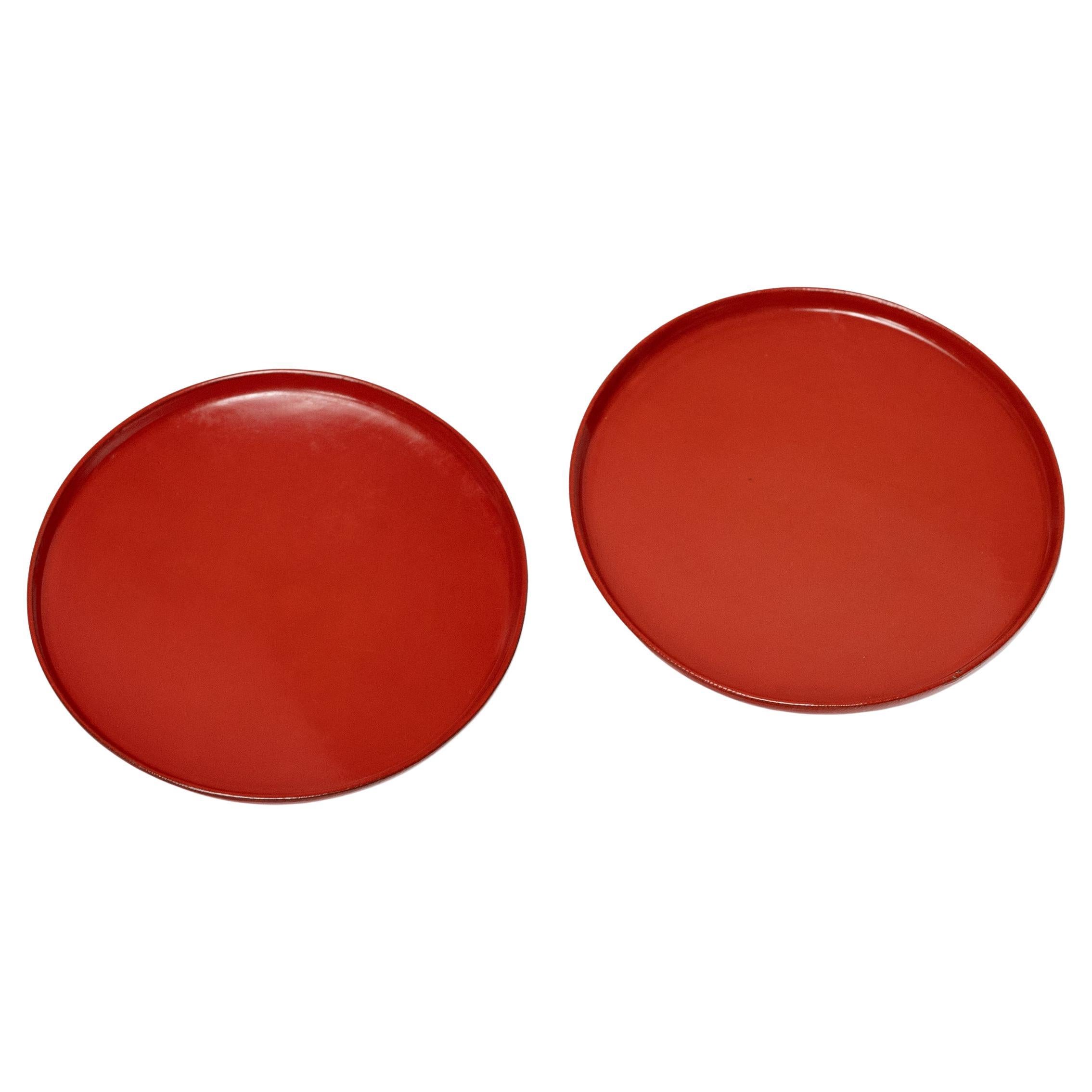 Coppia di piccoli piatti giapponesi in lacca rossa