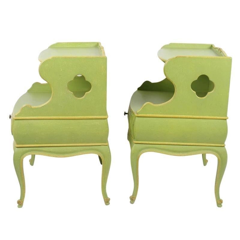 Paire de petites tables de nuit françaises peintes en vert citron Bon état - En vente à Locust Valley, NY