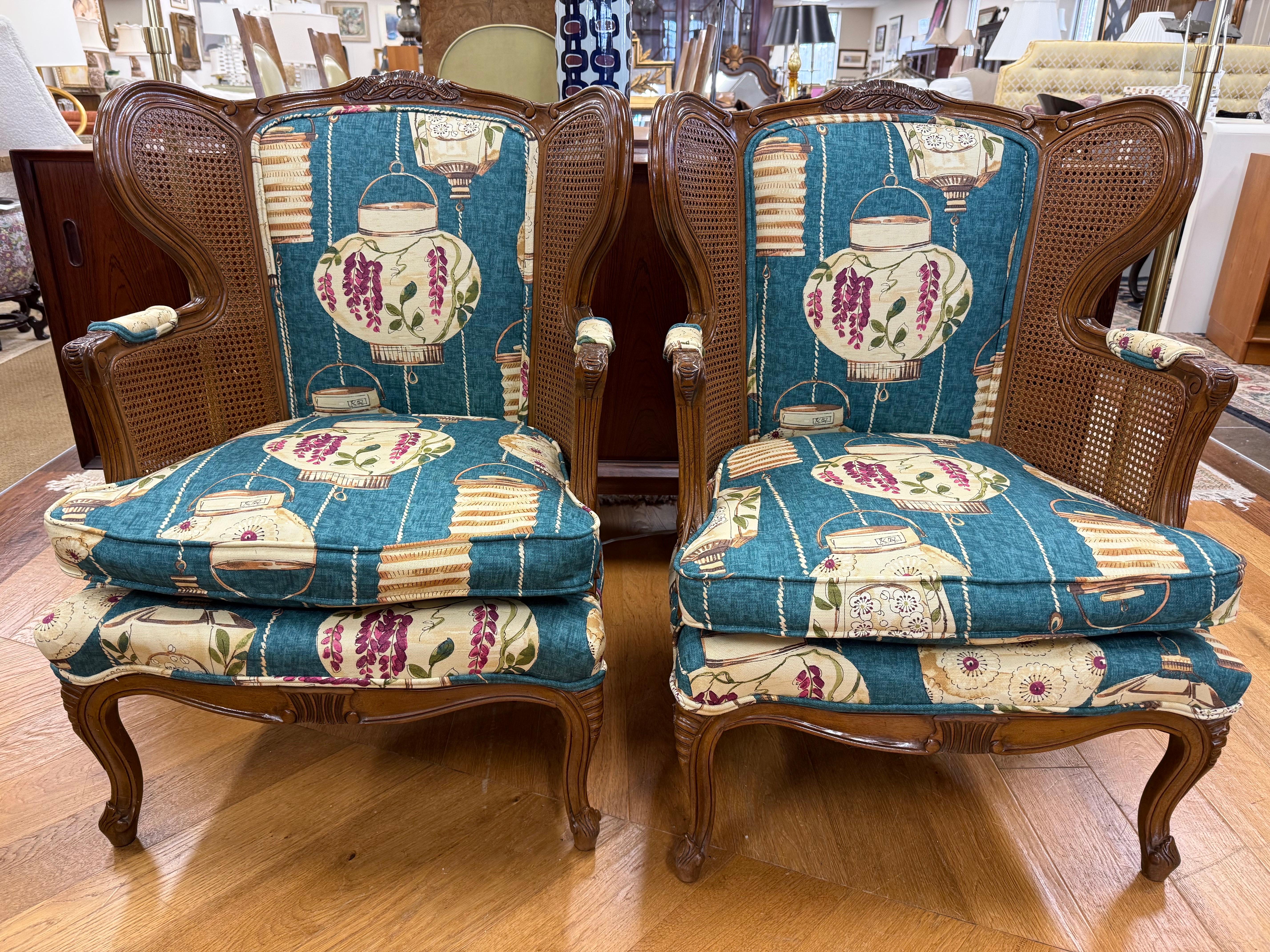 Coppia di sedie Wingback in noce intagliato in stile Louis Cane, con rivestimento in canapa in vendita 4