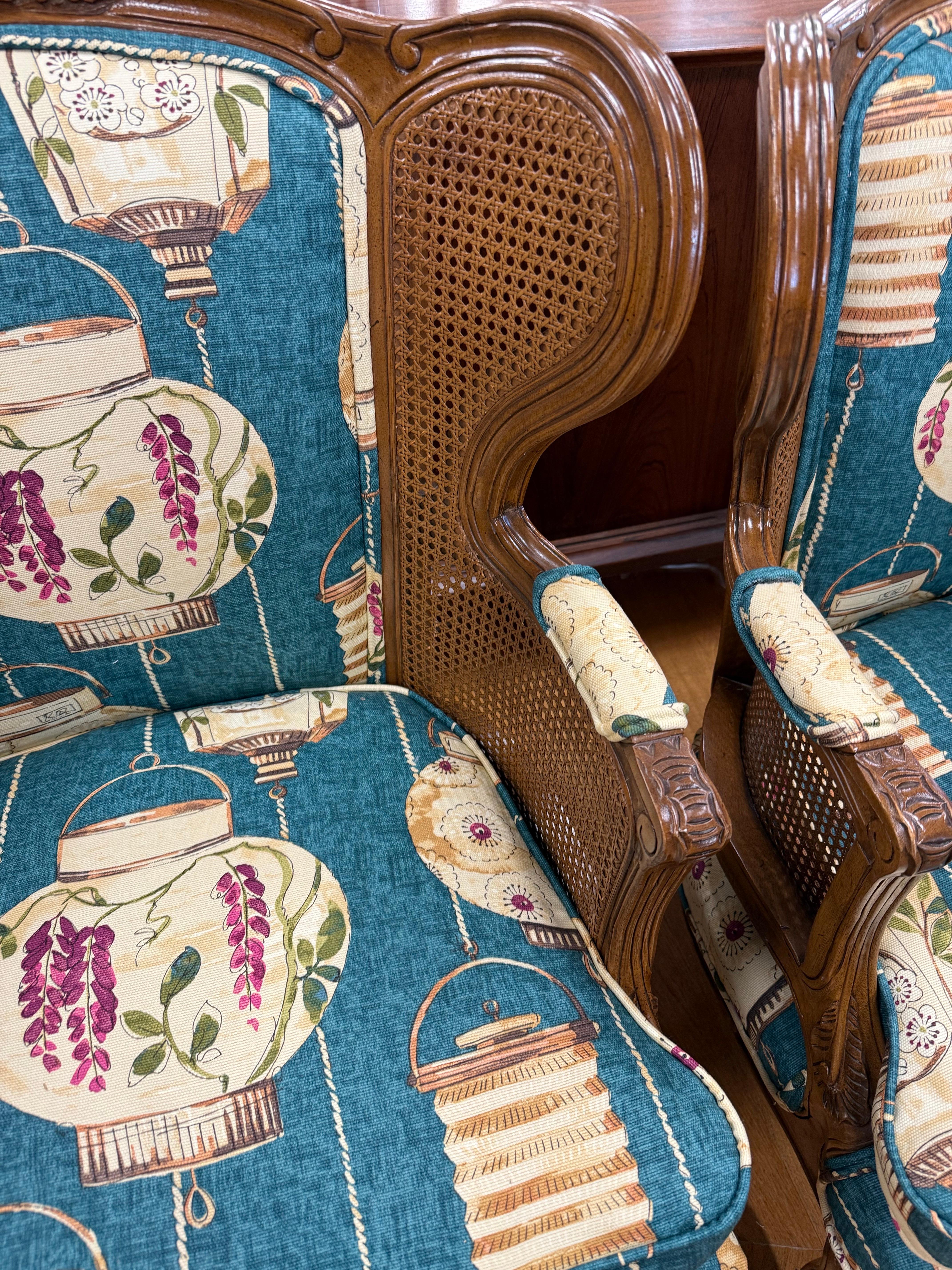 Coppia di sedie Wingback in noce intagliato in stile Louis Cane, con rivestimento in canapa in vendita 6
