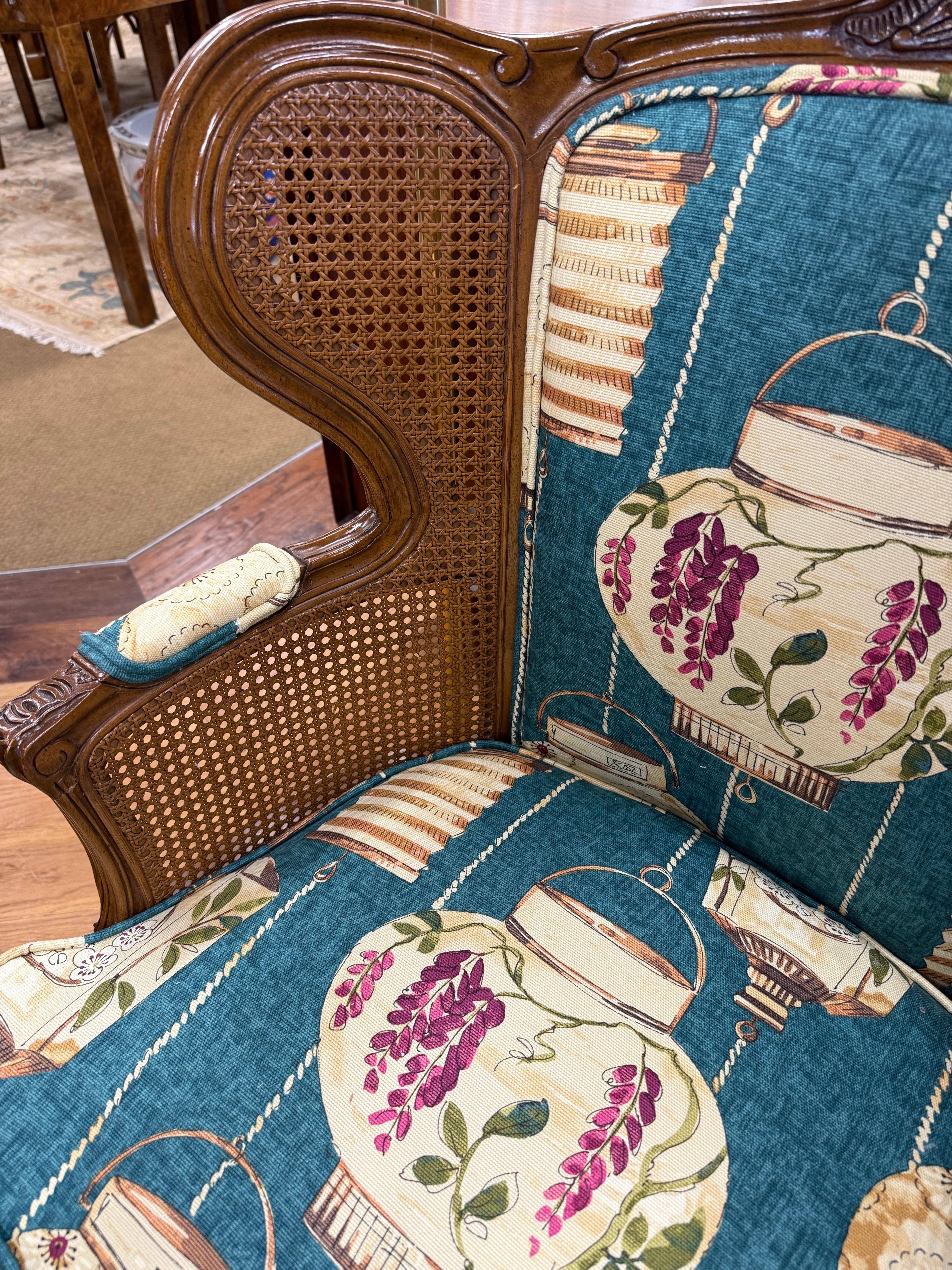 Luigi XVI Coppia di sedie Wingback in noce intagliato in stile Louis Cane, con rivestimento in canapa in vendita