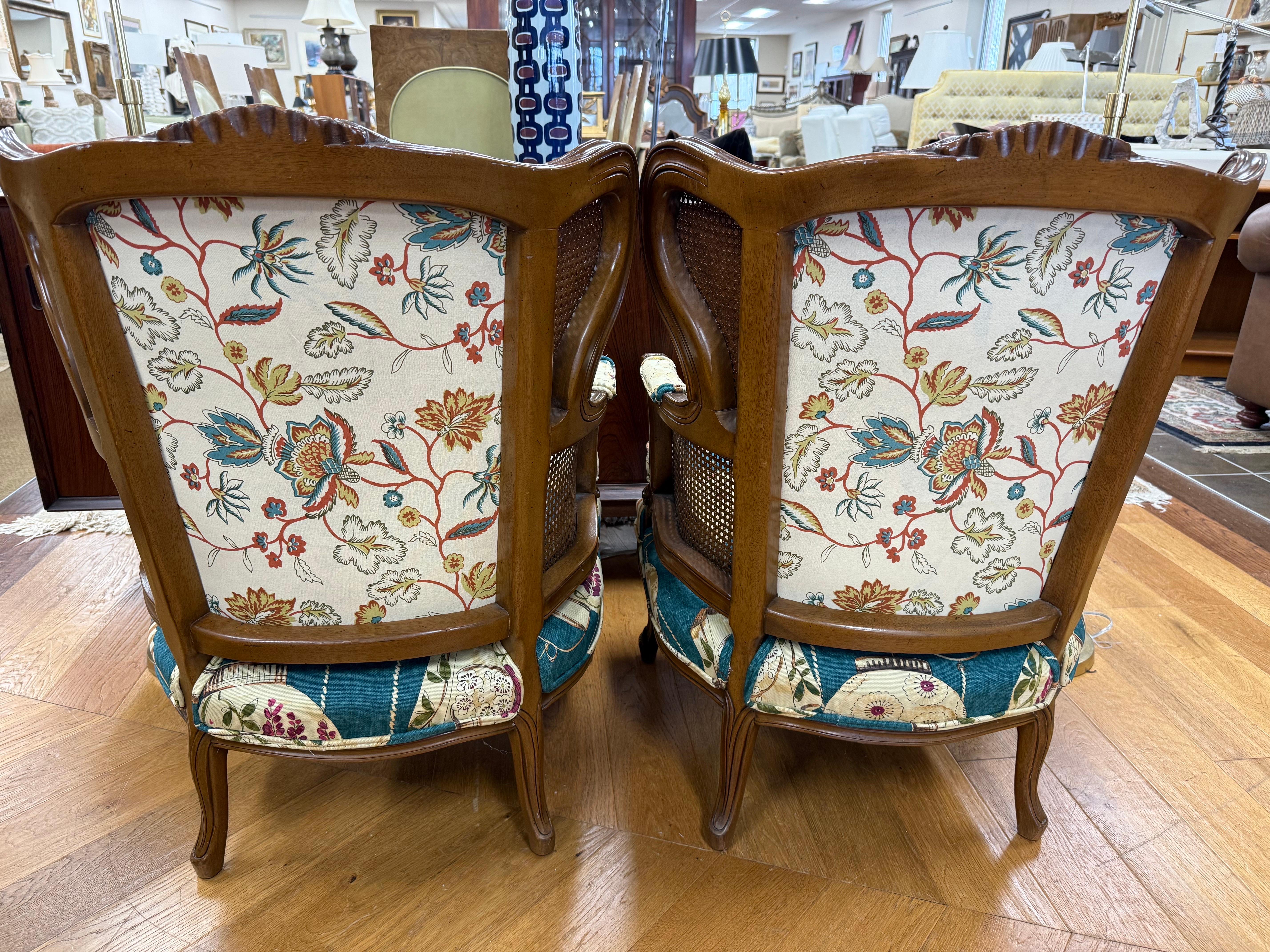 Coppia di sedie Wingback in noce intagliato in stile Louis Cane, con rivestimento in canapa In condizioni buone in vendita a West Hartford, CT
