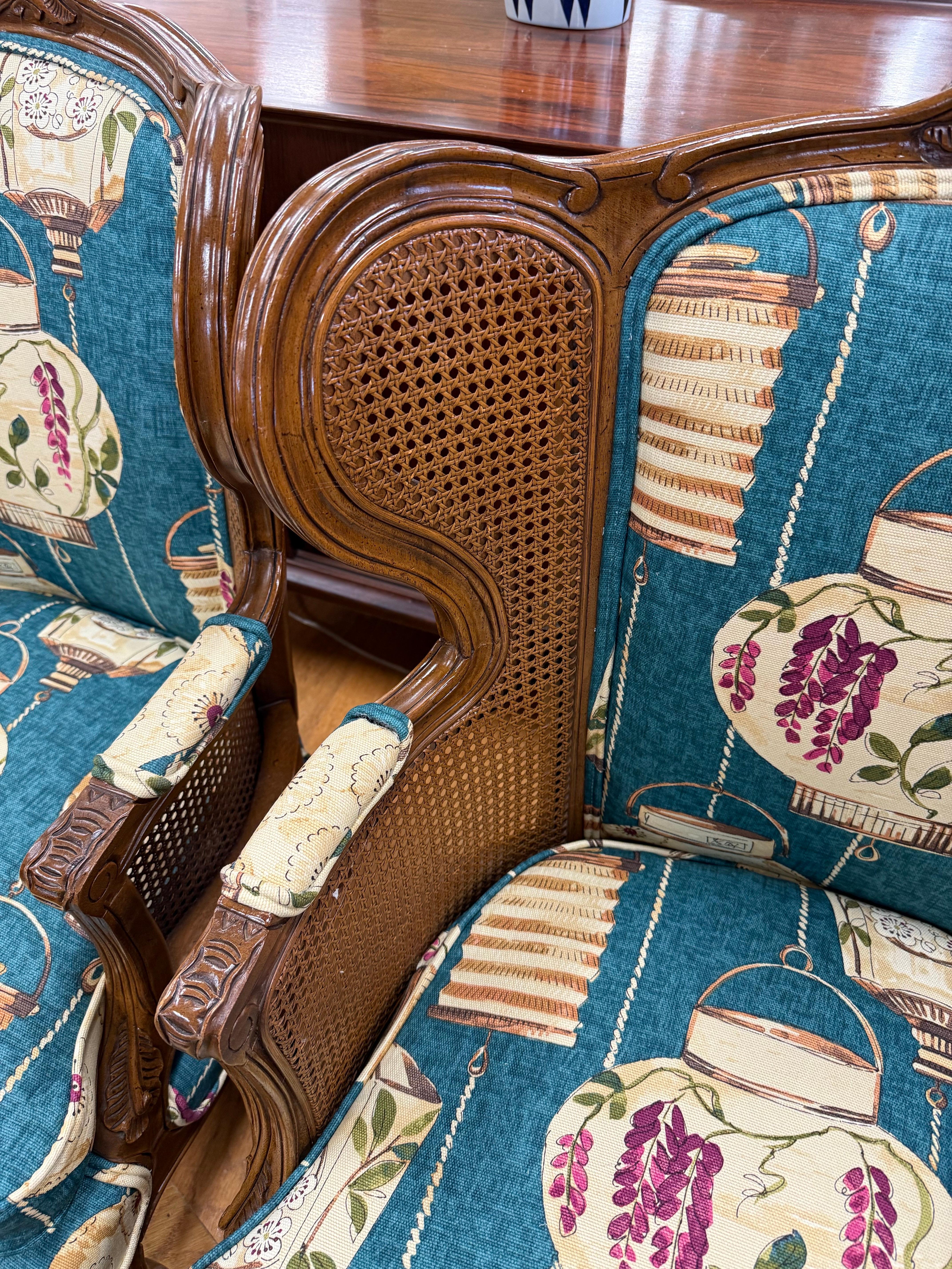 XX secolo Coppia di sedie Wingback in noce intagliato in stile Louis Cane, con rivestimento in canapa in vendita