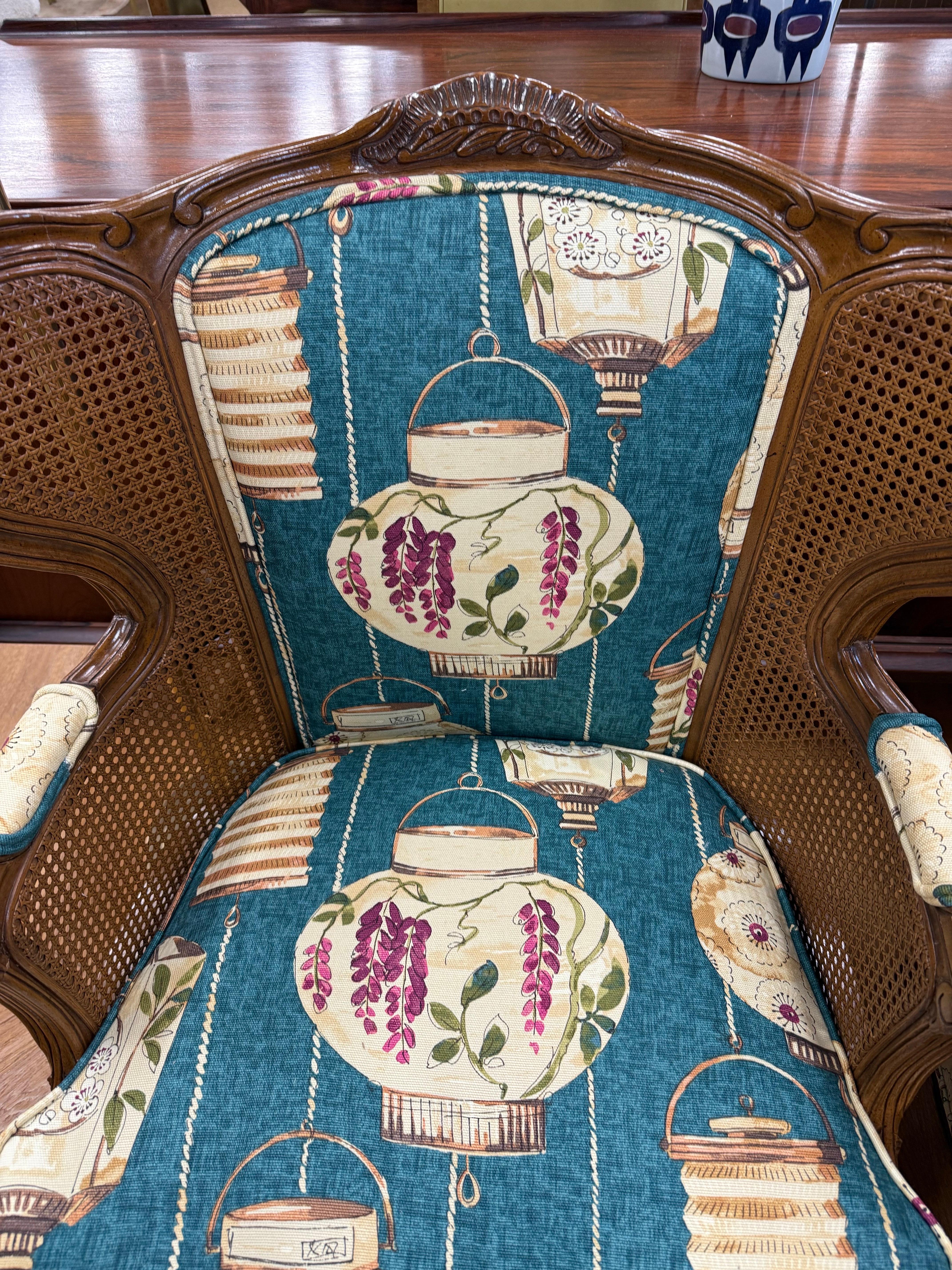 Tessuto Coppia di sedie Wingback in noce intagliato in stile Louis Cane, con rivestimento in canapa in vendita
