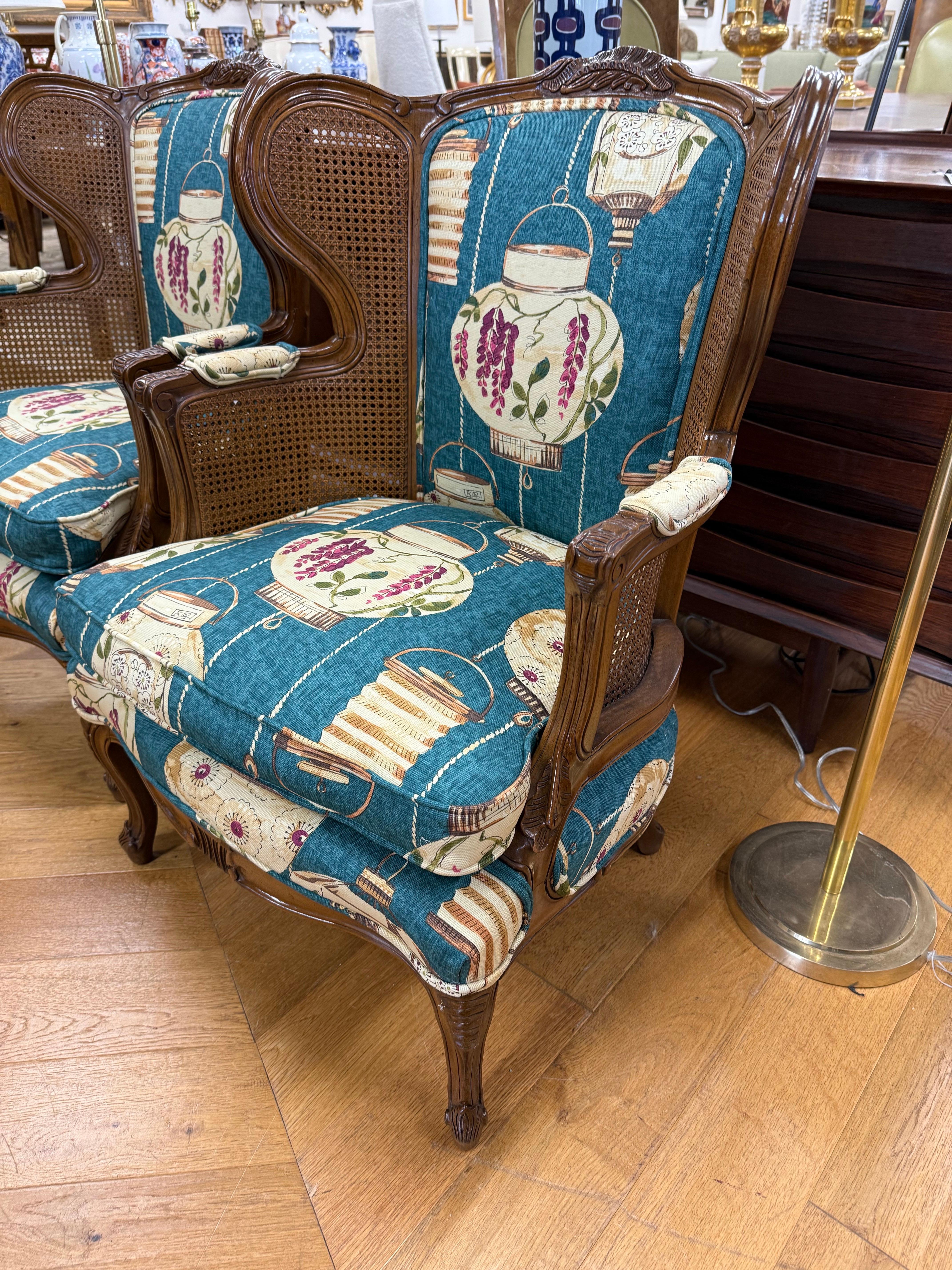 Coppia di sedie Wingback in noce intagliato in stile Louis Cane, con rivestimento in canapa in vendita 1