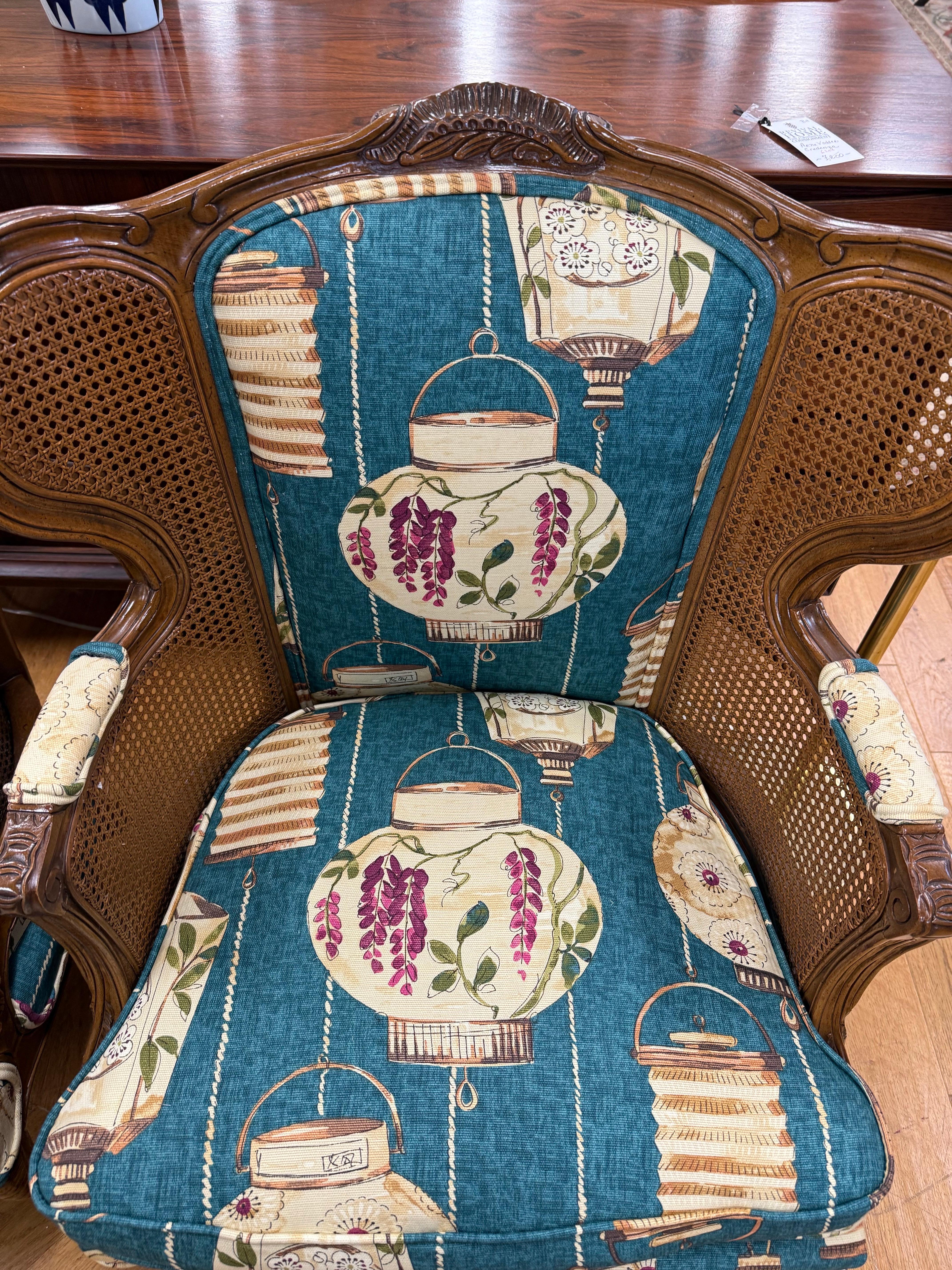 Coppia di sedie Wingback in noce intagliato in stile Louis Cane, con rivestimento in canapa in vendita 2