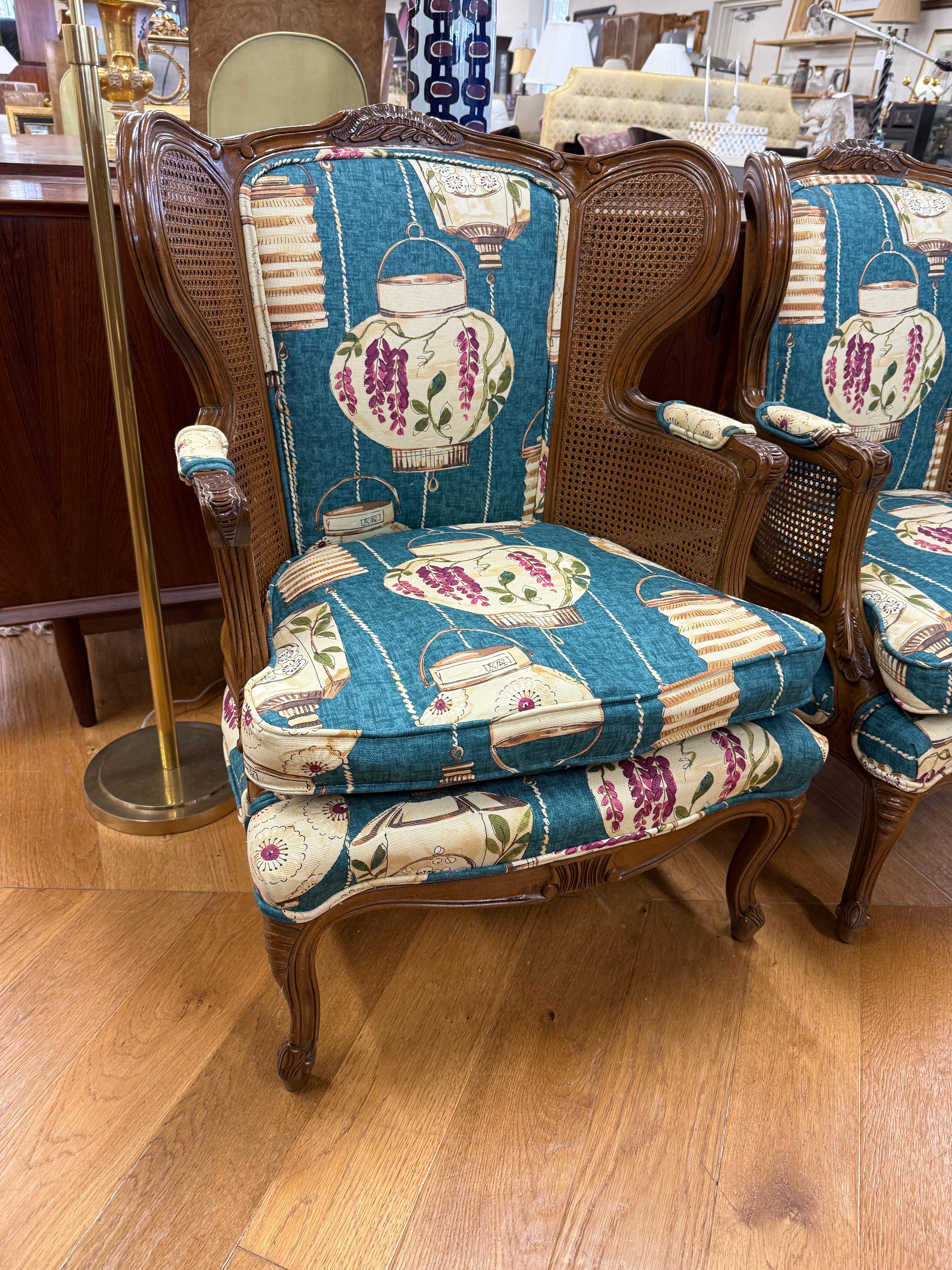 Coppia di sedie Wingback in noce intagliato in stile Louis Cane, con rivestimento in canapa in vendita 3