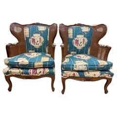 Paire de chaises à dossier en noyer sculpté de style Louis XVI avec cannage