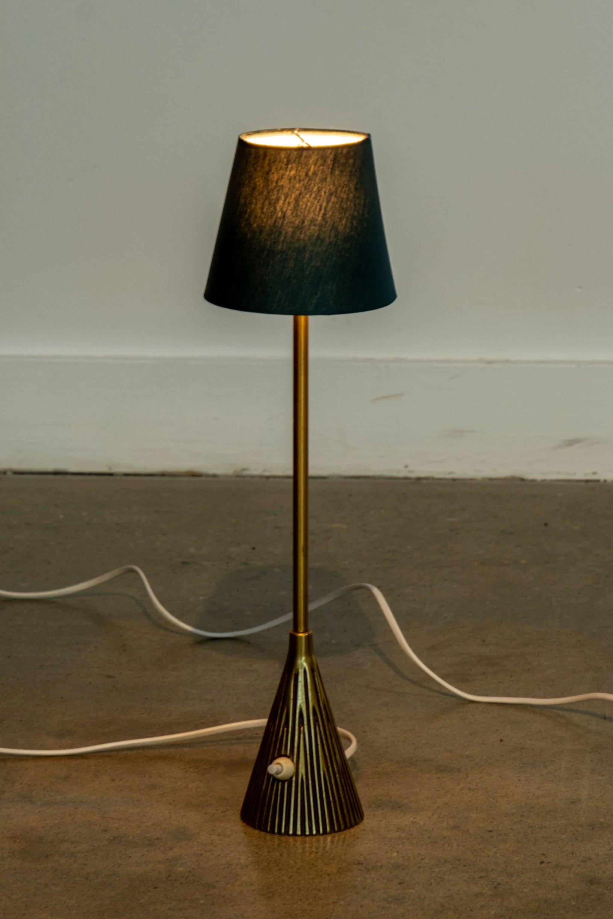 Mid-Century moderno Pair of Petite Mid-Century Bronze Cast Lamps with Silk Shades by Sonja Katzin in vendita