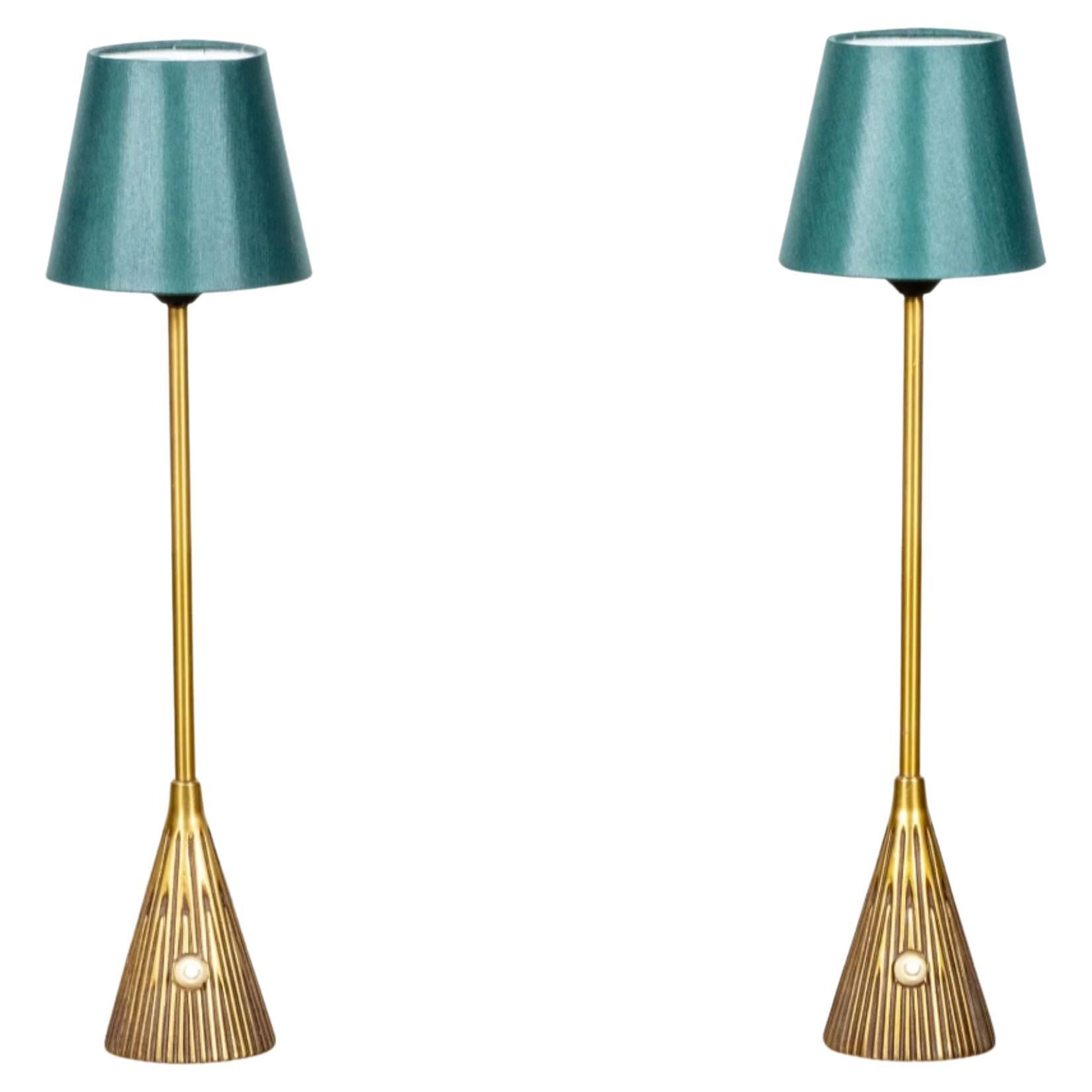 Pair of Petite Mid-Century Bronze Cast Lamps with Silk Shades by Sonja Katzin in vendita