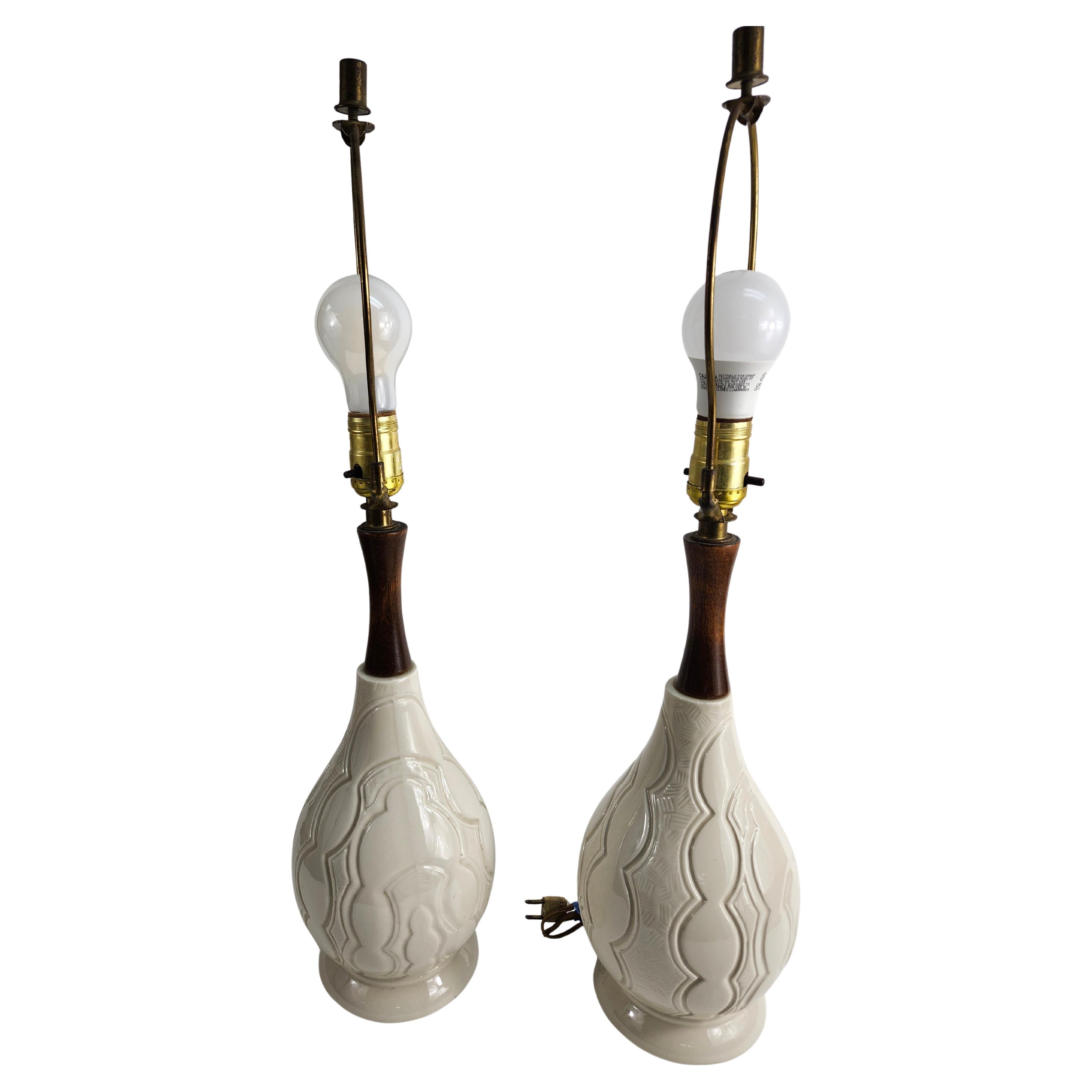 Milieu du XXe siècle Paire de petites lampes de chevet danoises en céramique mi-siècle moderne avec abat-jour en vente