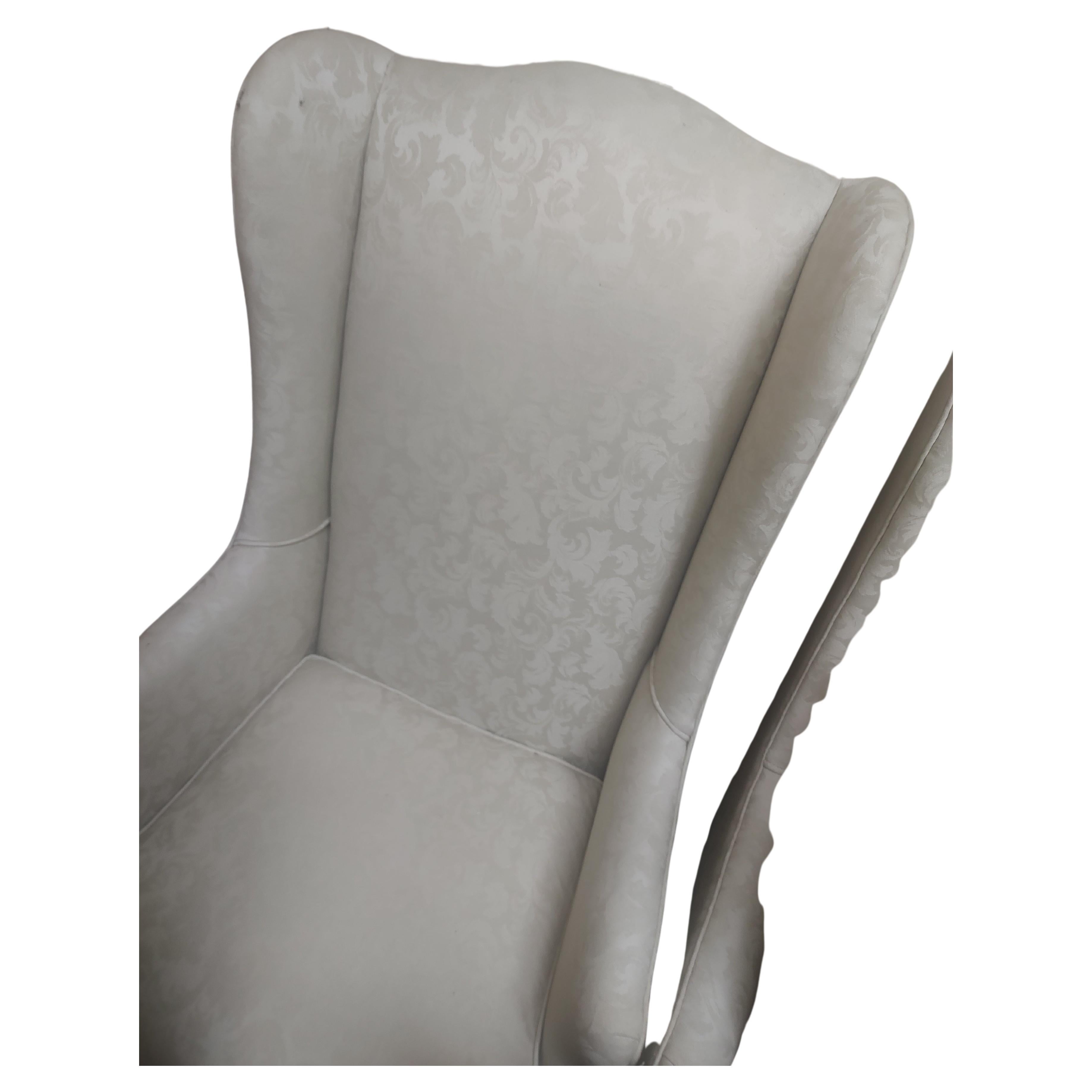 Magnifiques et élégants dans leur petite taille combinée à un revêtement en damas. Les cadres en bois sont bien construits et soutiennent bien le dossier haut, très confortable. Les chaises sont blanches, pas vertes ou jaunes comme les photos le