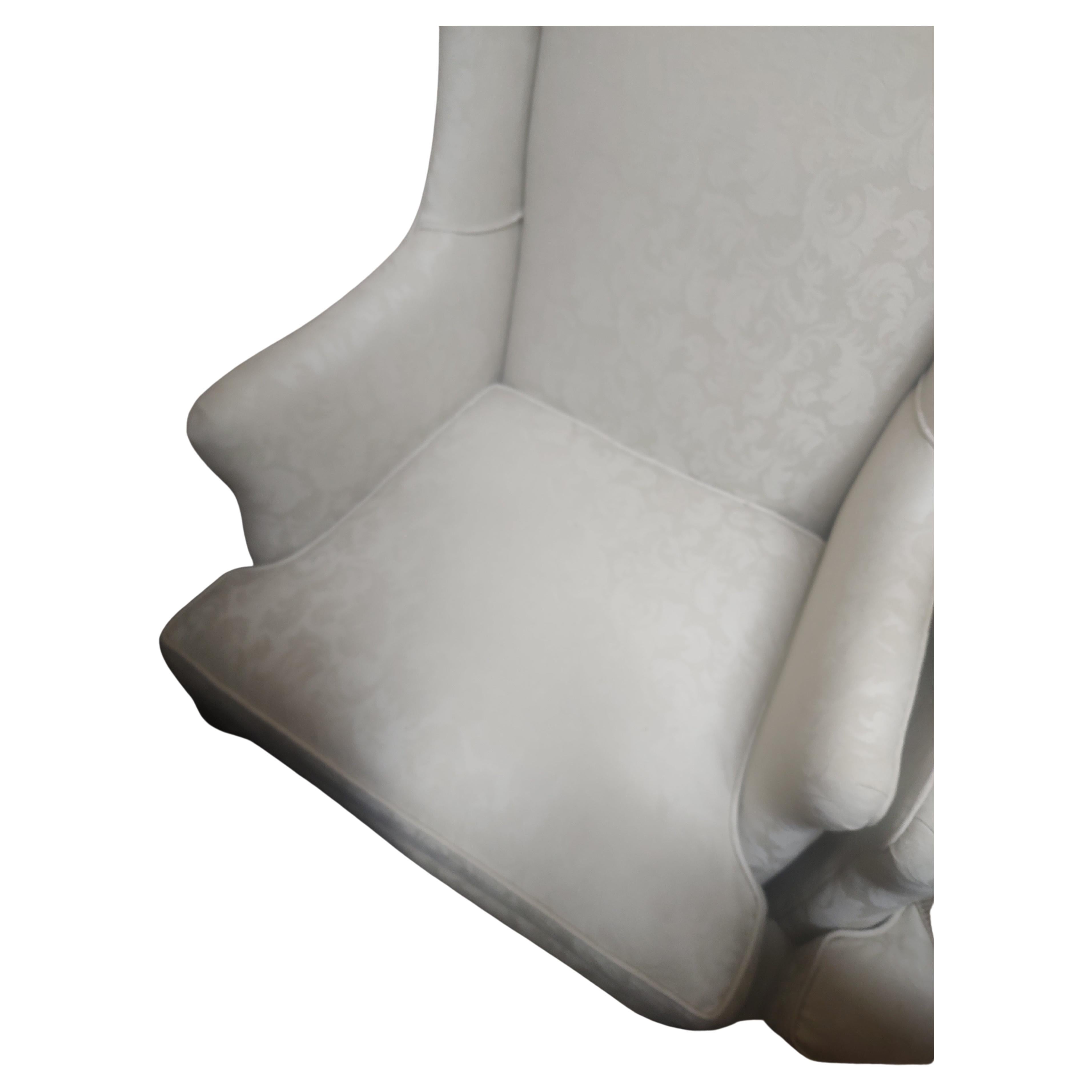Américain Paire de petits fauteuils du milieu du siècle dernier à dossier à oreilles en damas blanc en vente