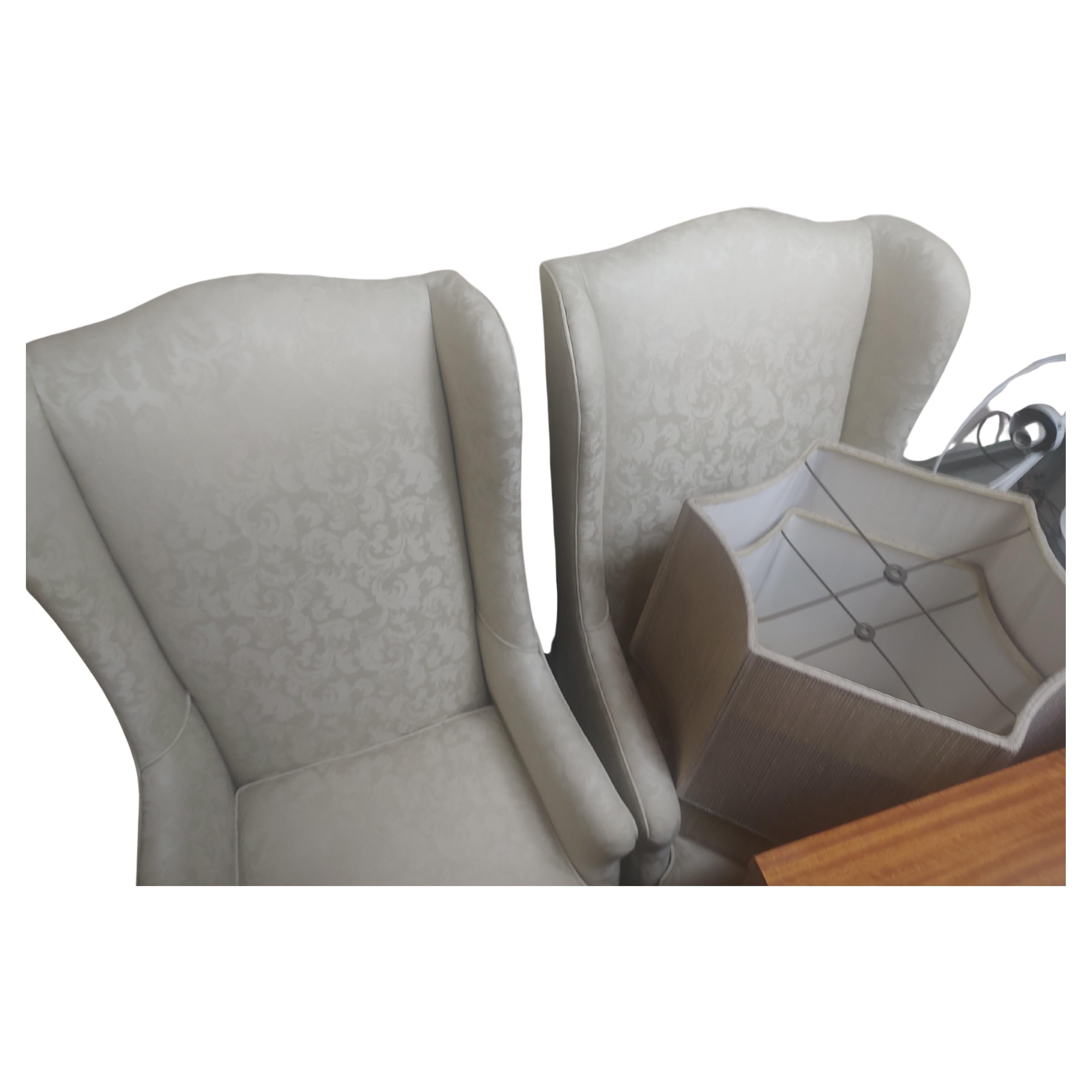 Fait main Paire de petits fauteuils du milieu du siècle dernier à dossier à oreilles en damas blanc en vente