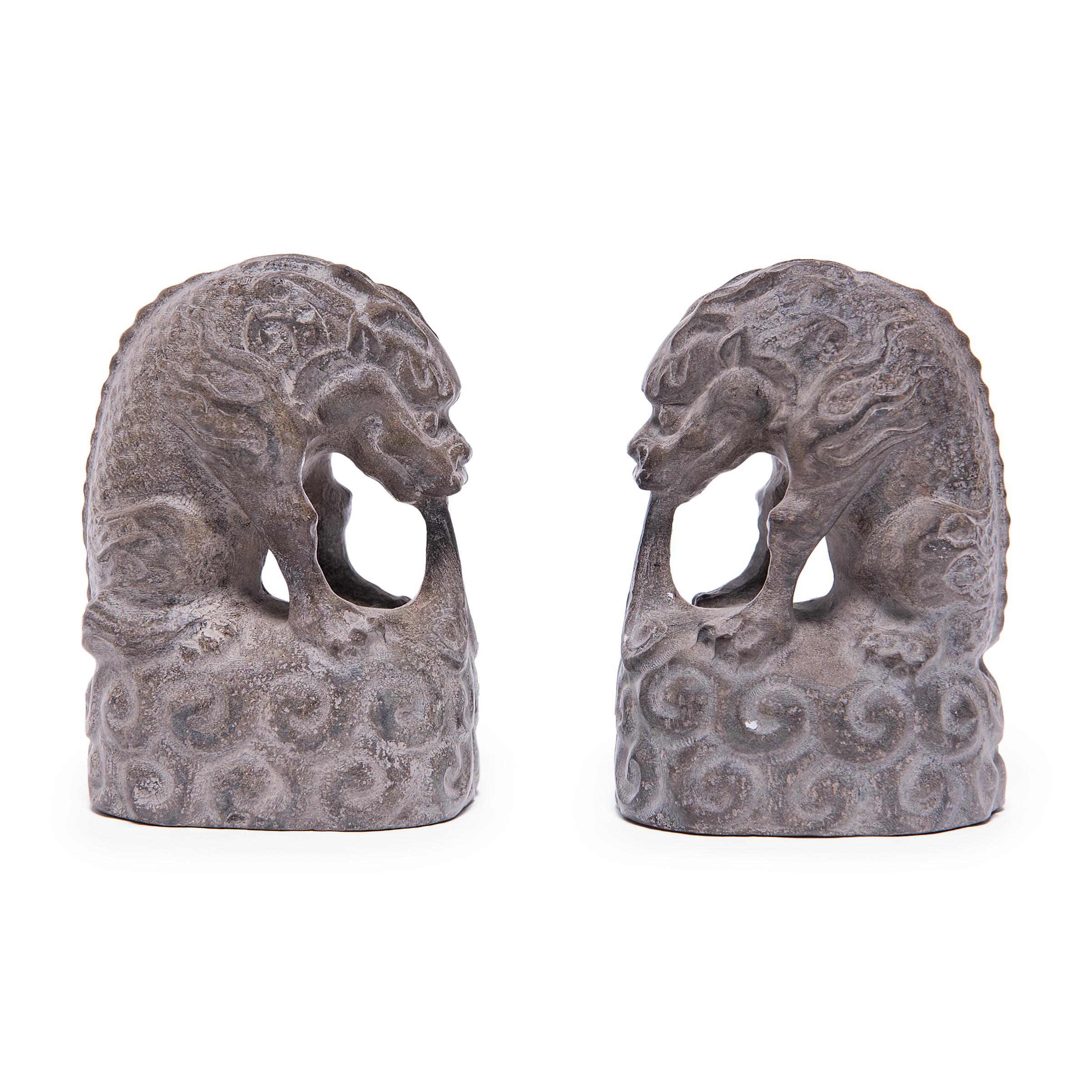 Nonostante la loro struttura muscolosa e l'espressione spaventosa, queste piccole bestie di pietra sono in realtà creature benevole conosciute come qilin. Conosciuti anche come kirin o unicorni cinesi, i qilin sono animali chimerici della mitologia