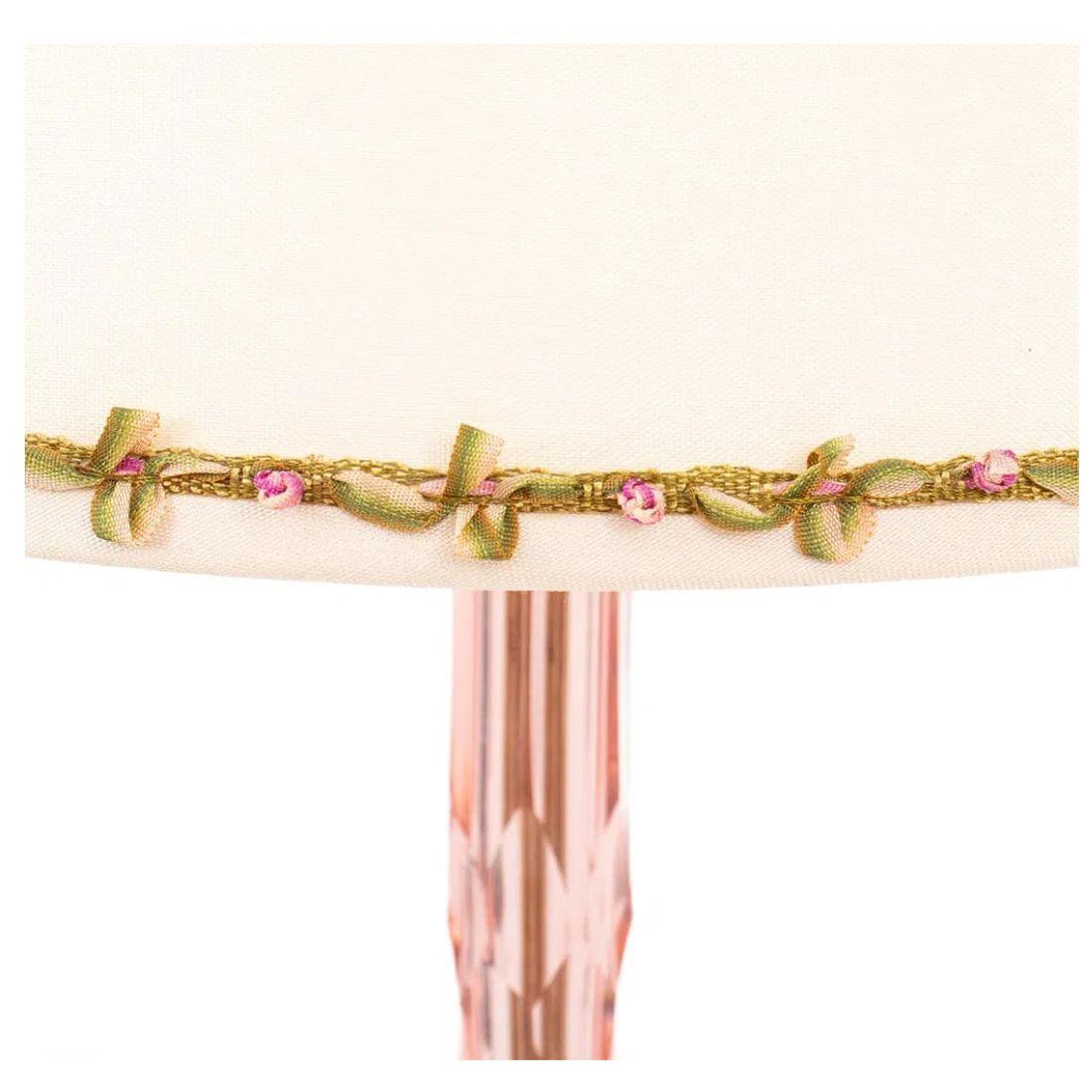 Paire de petites lampes en cristal taillé rose avec abat-jour Bon état - En vente à Locust Valley, NY