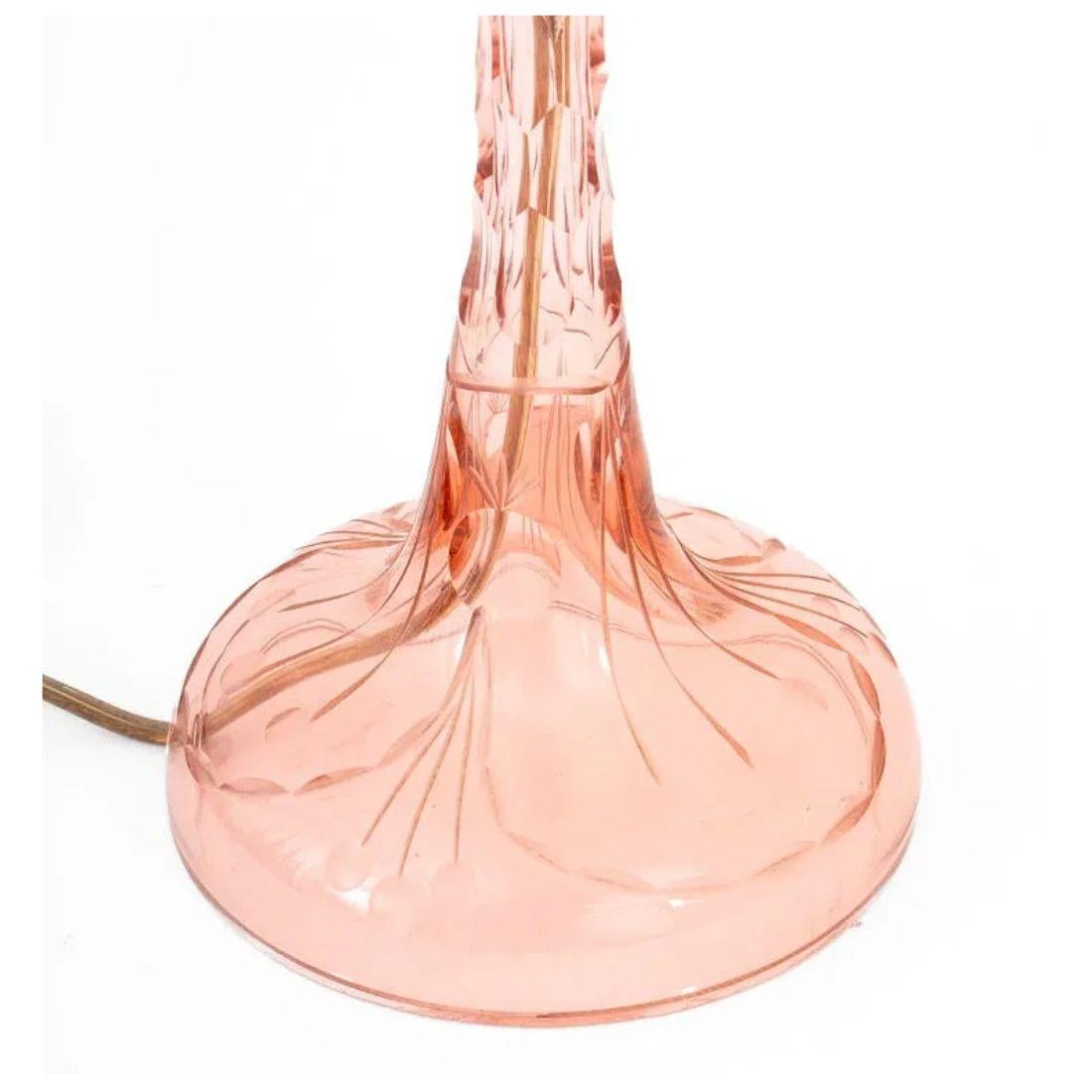 20ième siècle Paire de petites lampes en cristal taillé rose avec abat-jour en vente