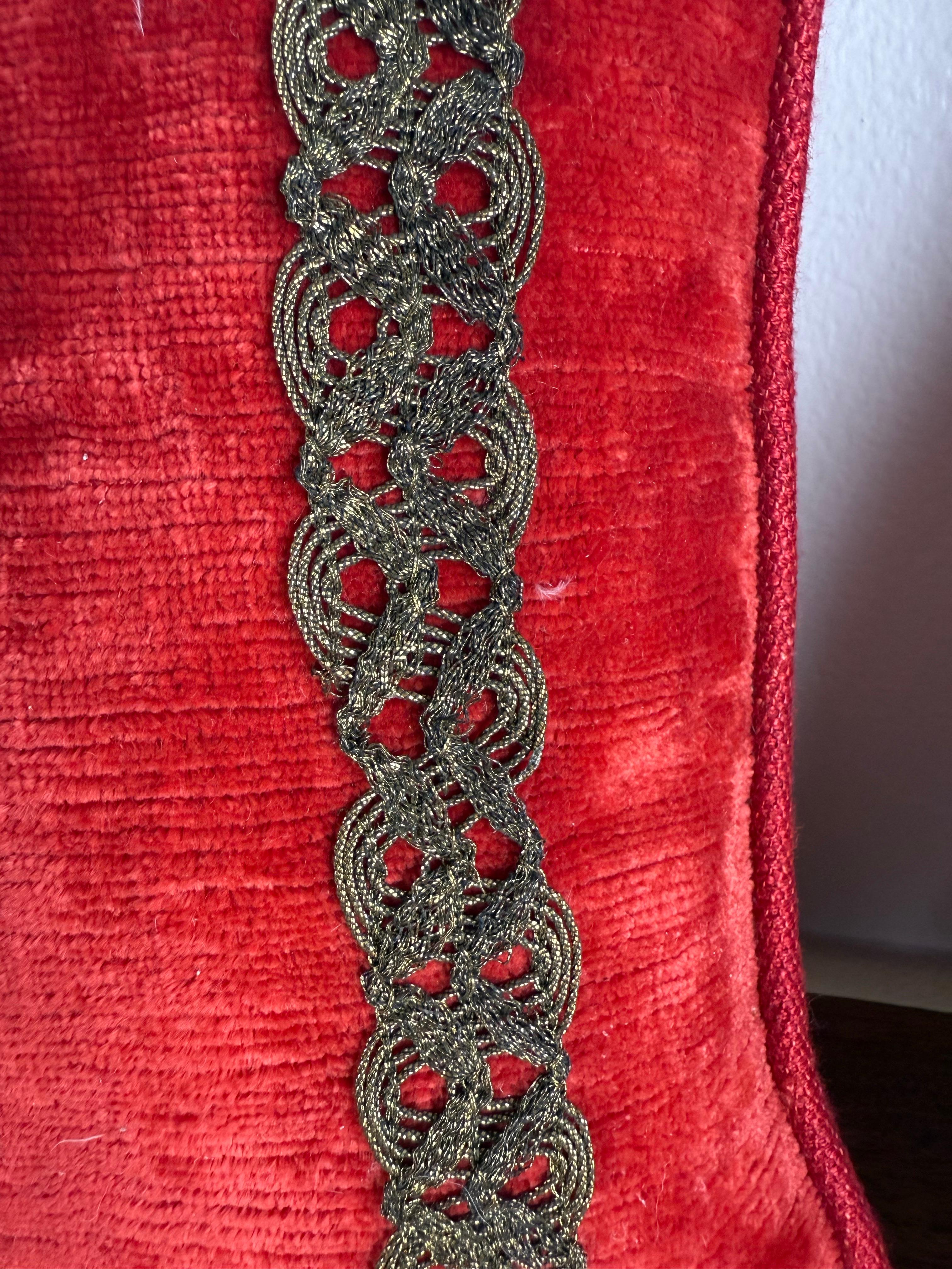 Velluto Coppia di piccoli cuscini in velluto rosso con applicazioni metalliche del XIX secolo in vendita