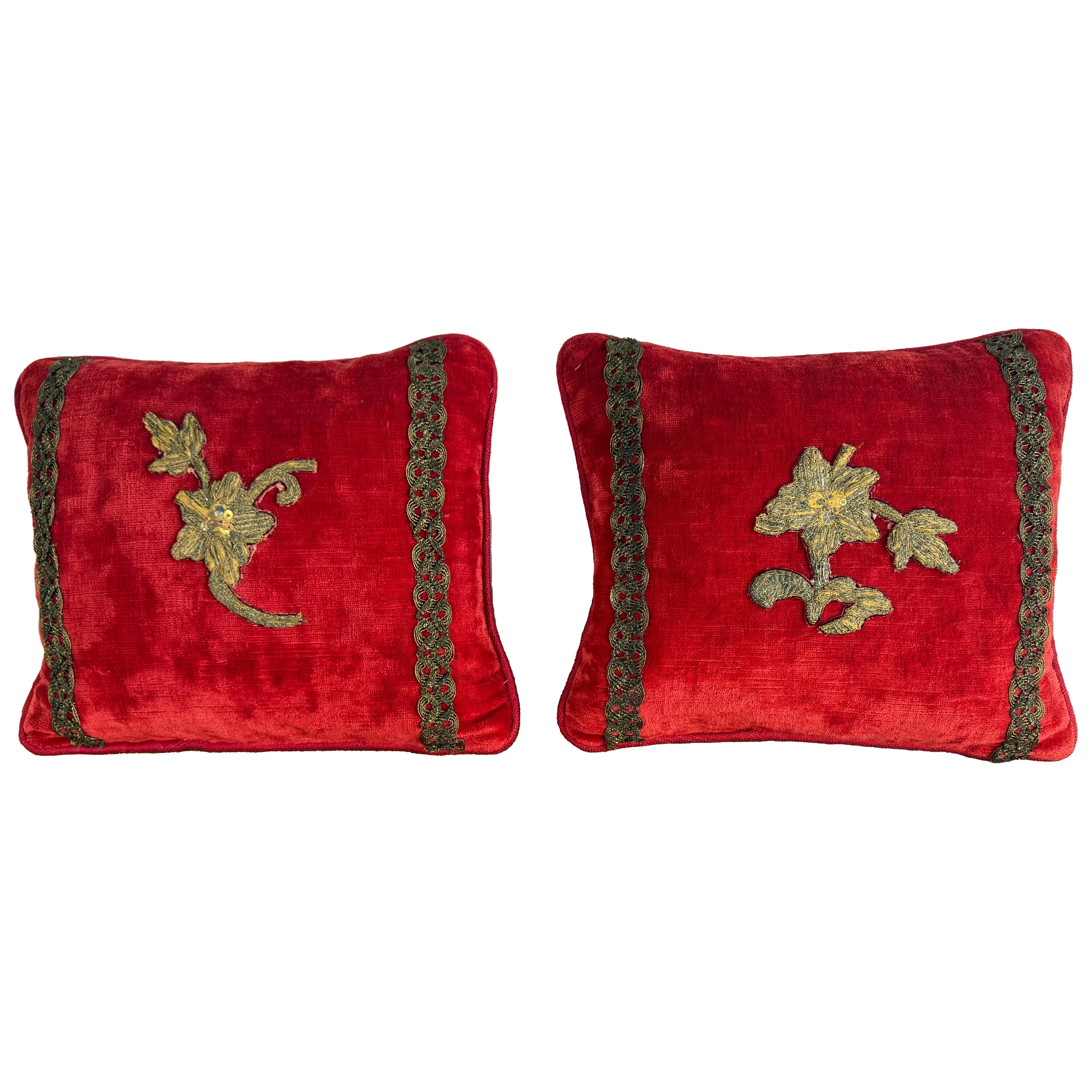 Coppia di piccoli cuscini in velluto rosso con applicazioni metalliche del XIX secolo