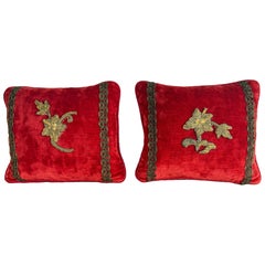 Coppia di piccoli cuscini in velluto rosso con applicazioni metalliche del XIX secolo Coppia di piccoli cuscini in velluto rosso con applicazioni metalliche del XIX secolo