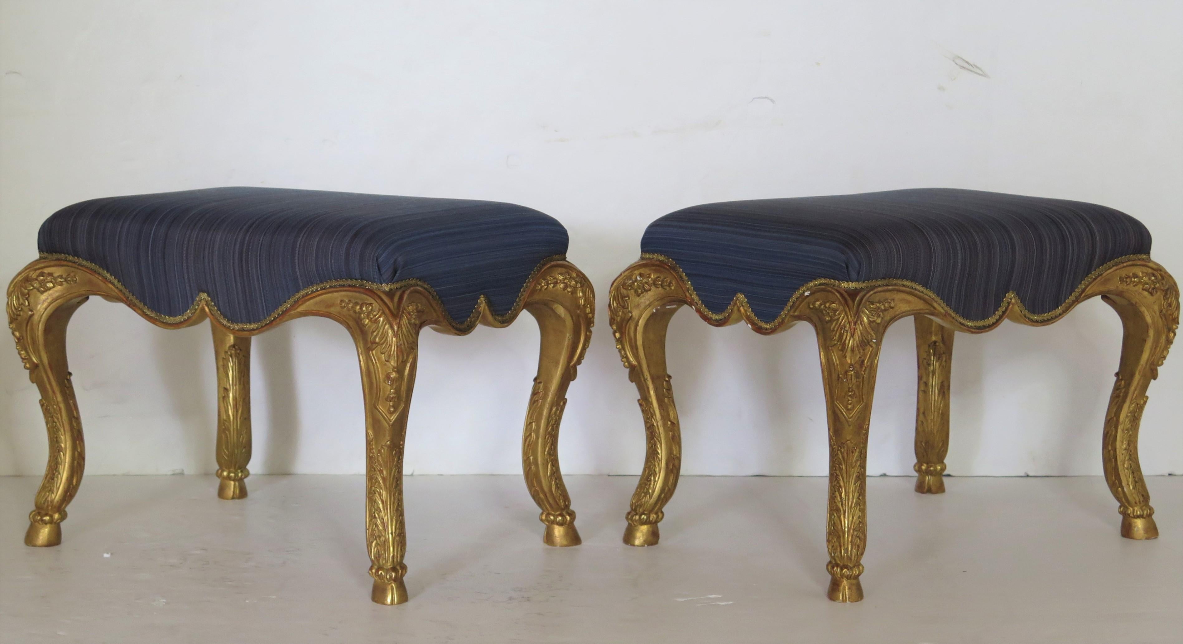 pair of petite Régence-style carved giltwood stools covered In variegated blue horse hair upholstery, elegant carved and gilded frames, cabriole legs with foliate carving, hoofed feet, 20th century 