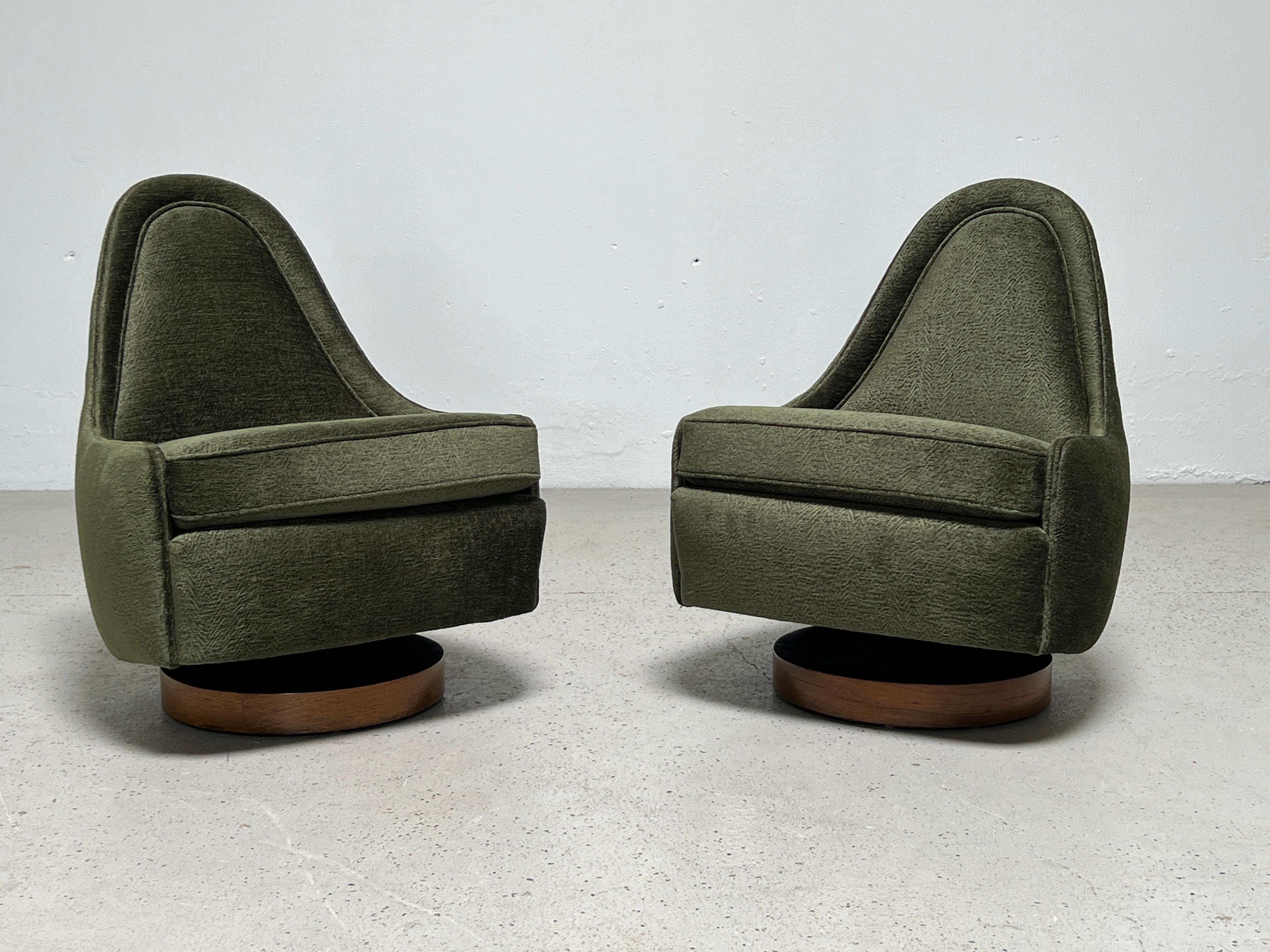 Pair of Petite Rocking Swivel Chairs by Milo Baughman 8