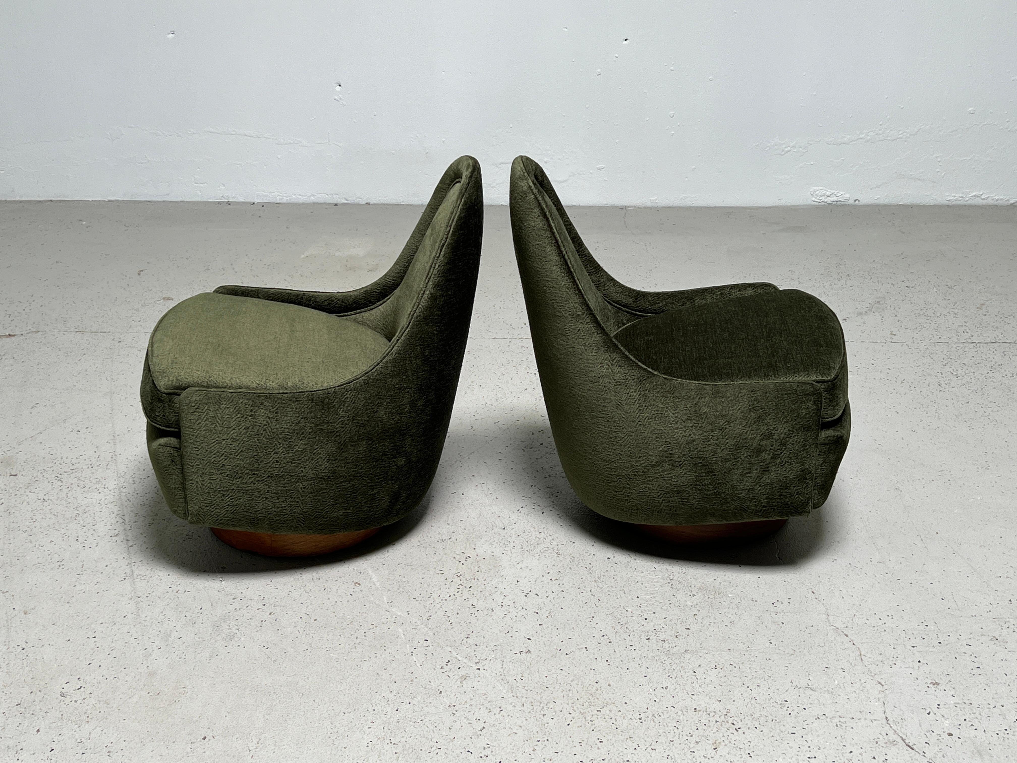 Pair of Petite Rocking Swivel Chairs by Milo Baughman In Good Condition In Dallas, TX