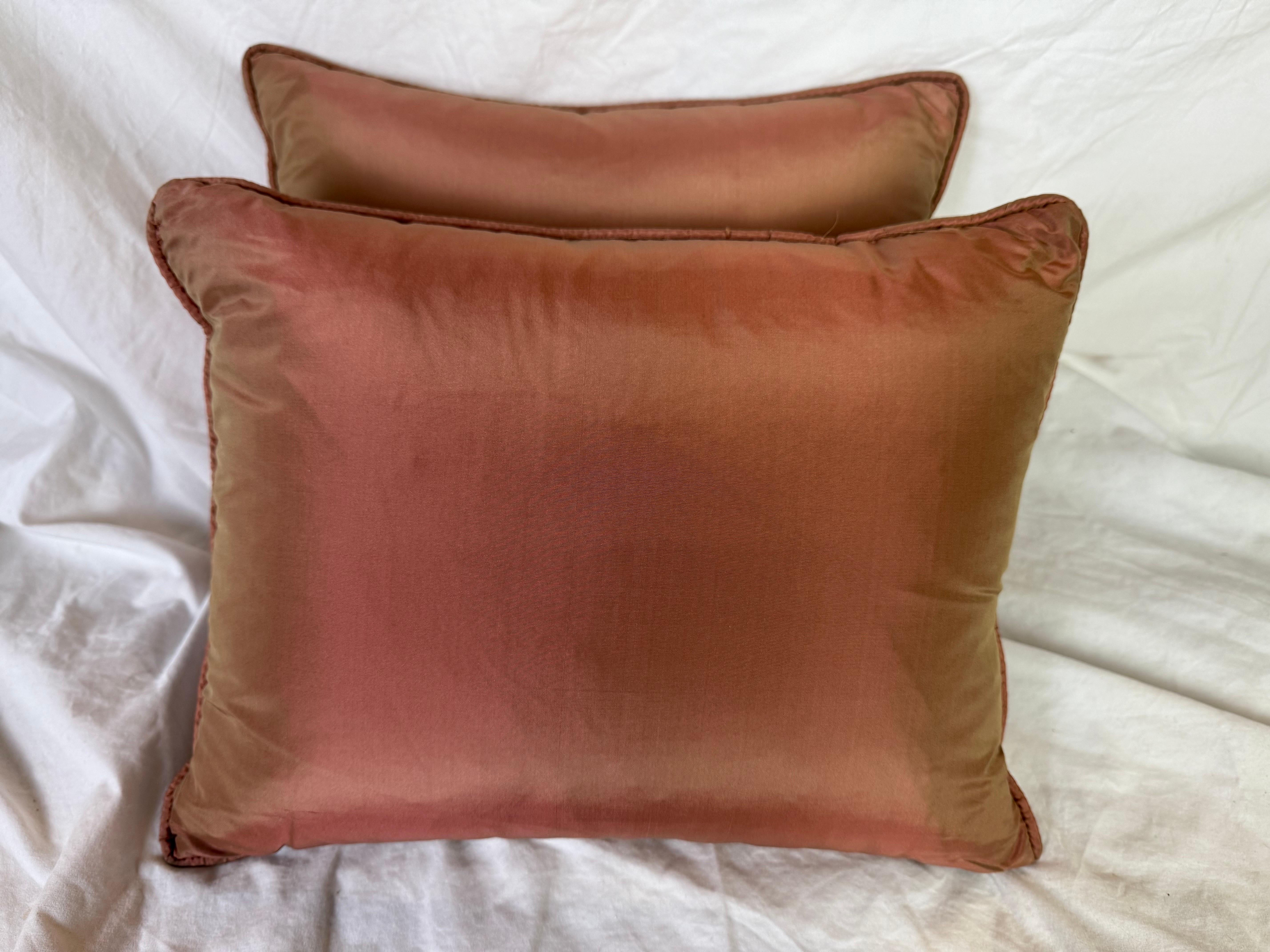 Coppia di cuscini Petite Rust Fortuny In condizioni buone in vendita a Los Angeles, CA