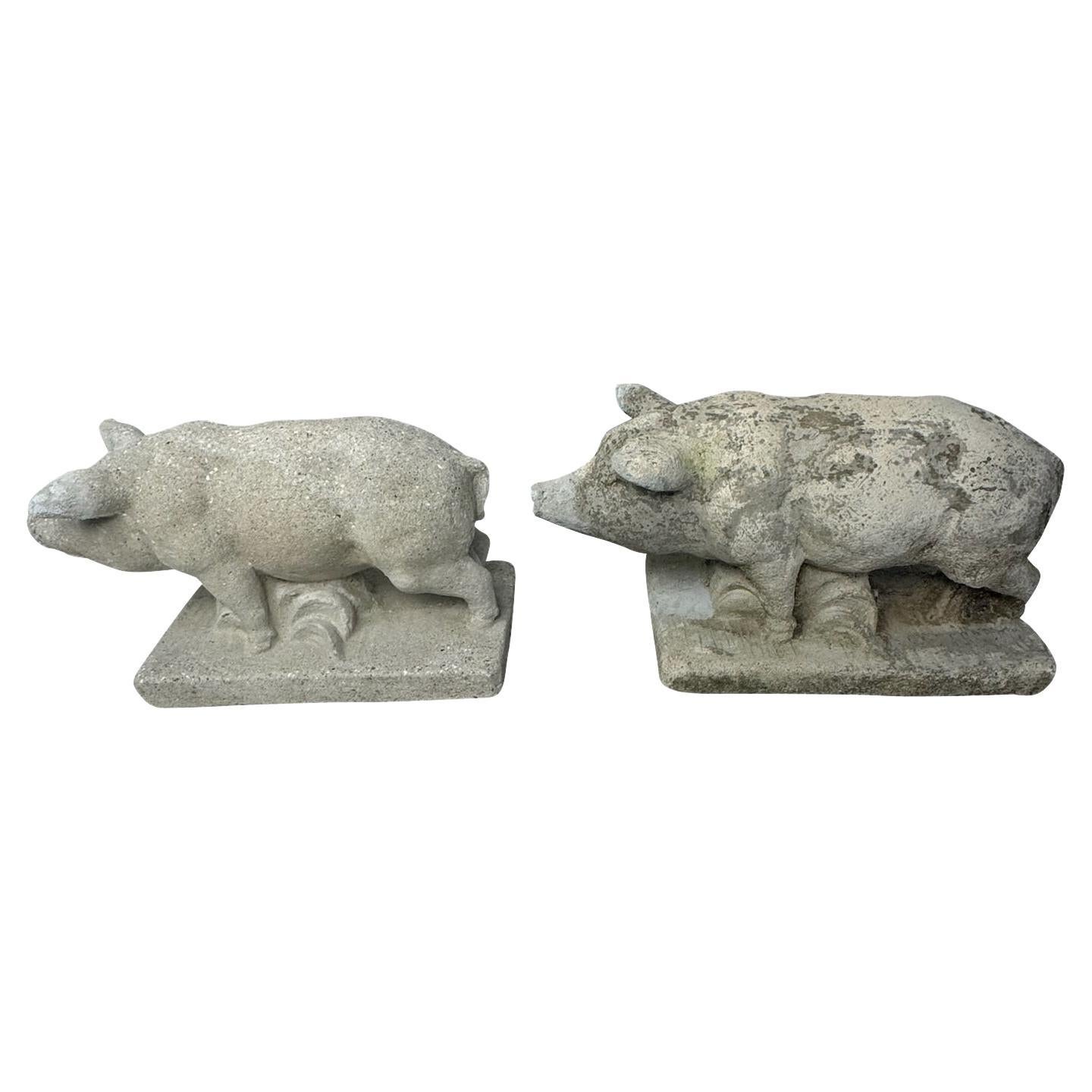 Dos adorables cerditos de piedra para adornar tu jardín, puerta o granja.  Cola rizada, orejas curiosas, tamaño pequeño, así que perfecto para decorar y no demasiado pesado para moverlo.  Ropa adecuada a la edad y acorde con la actividad al aire