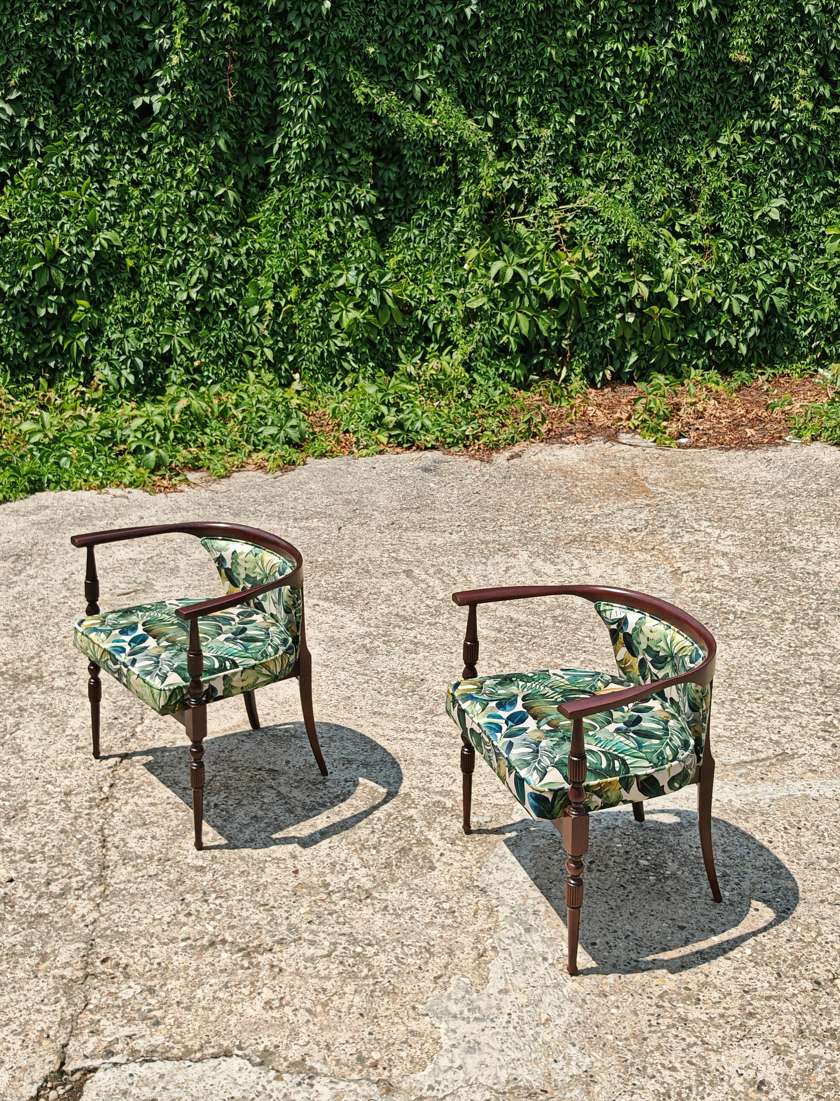 En este anuncio encontrarás un par de pequeños sillones vintage absolutamente cautivadores. Están realizados en haya y recientemente retapizados en felpa con estampado tropical, con monstera, ficus y otras plantas tropicales, que complementan a la